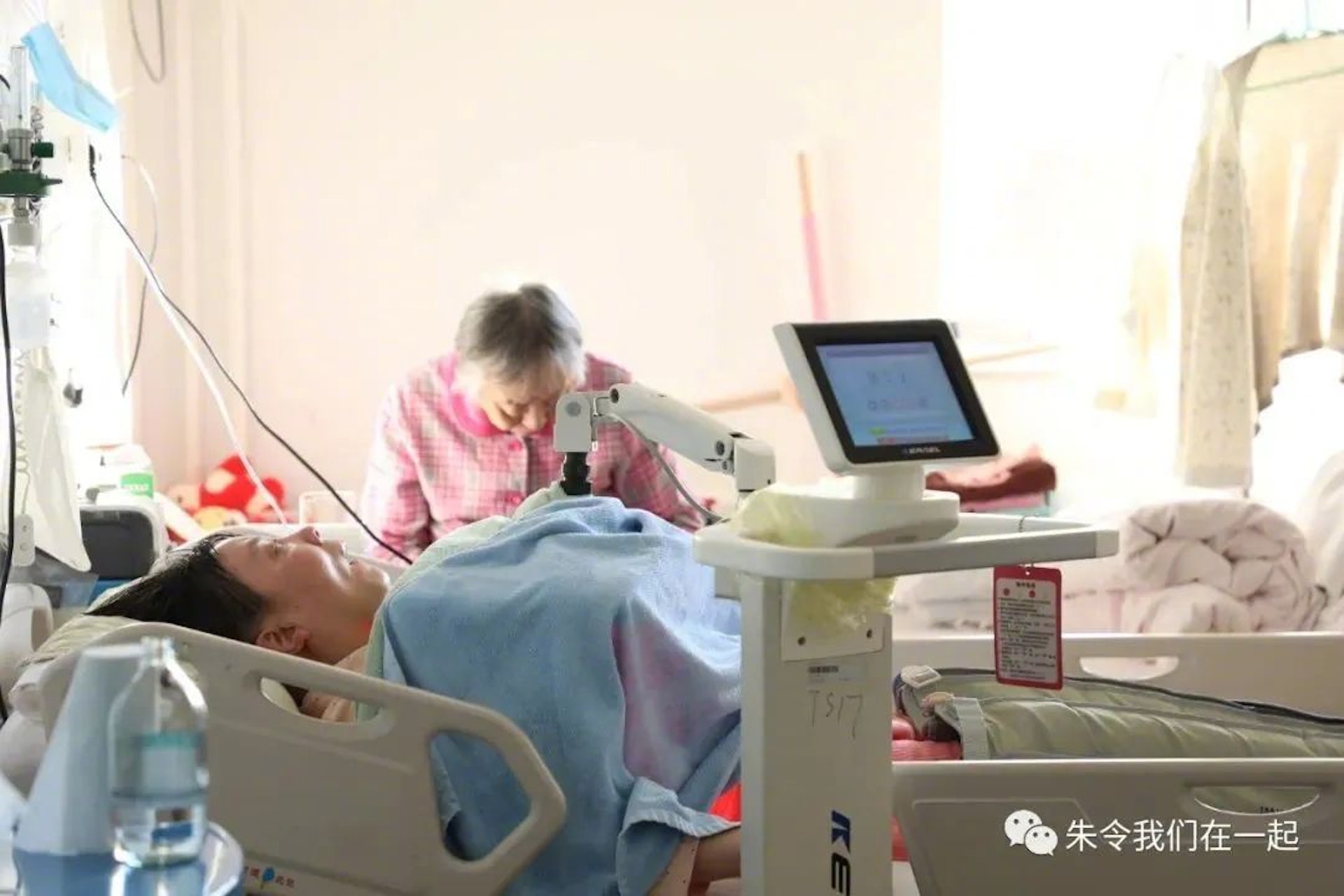 2011年,朱令氣管因肺炎被切開後經歷過數次感染,先後患上糖尿病、腦瘤。(圖/翻攝鳳凰周刊)