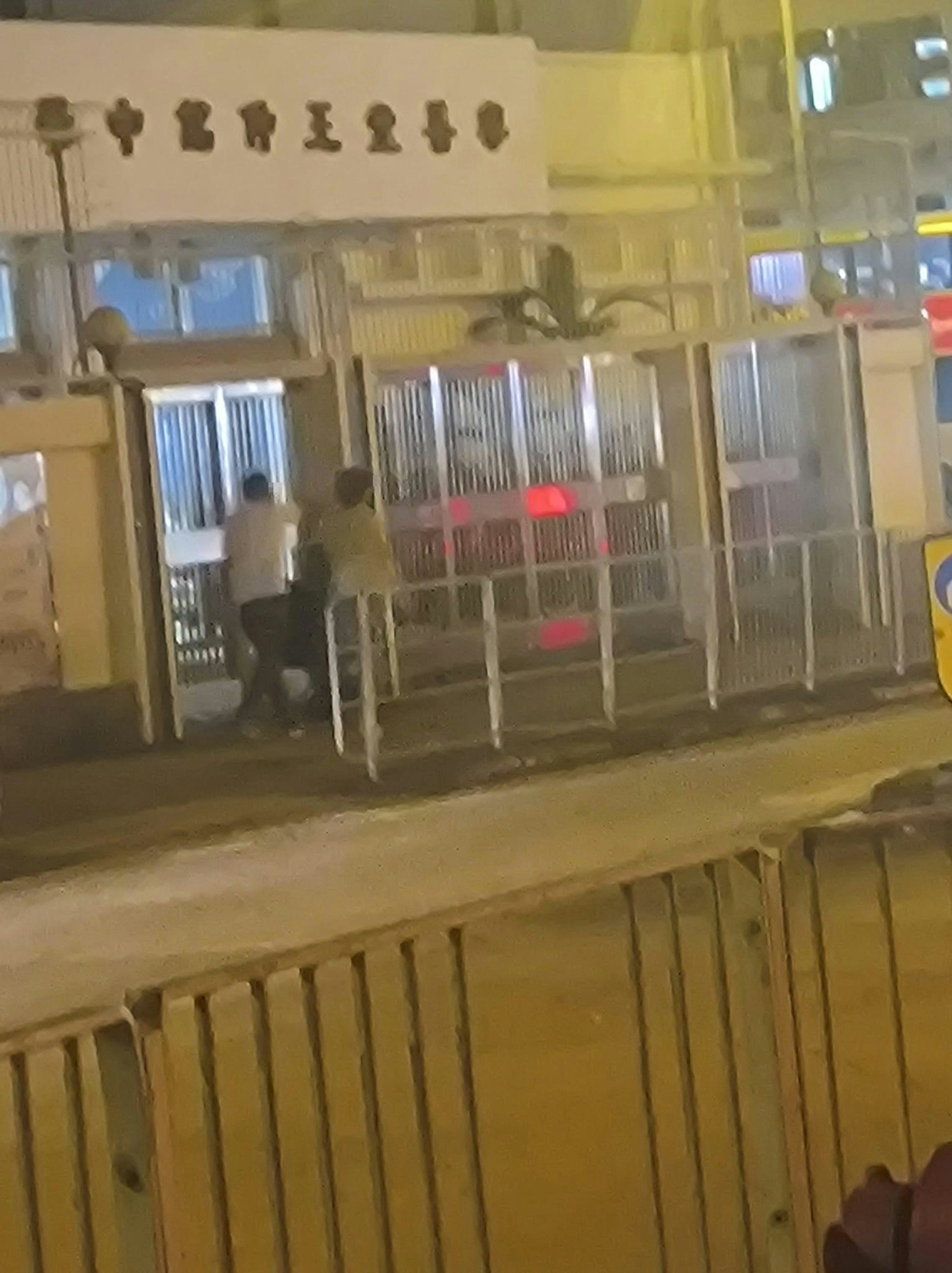 有港男於黃大仙群組發文,指他行經東頭村啟德河近樂善堂王仲銘中學時,有1對推着嬰兒車、操普通話夫婦聲稱沒有現金,問他借錢搭巴士到大嶼山。(Facebook群組「黃大仙區友」) 有港男於黃大仙群組發文,指他行經東頭村啟德河近樂善堂王仲銘中學時,有1對推着嬰兒車、操普通話夫婦聲稱沒有現金,問他借錢搭巴士到大嶼山。(Facebook群組「黃大仙區友」)