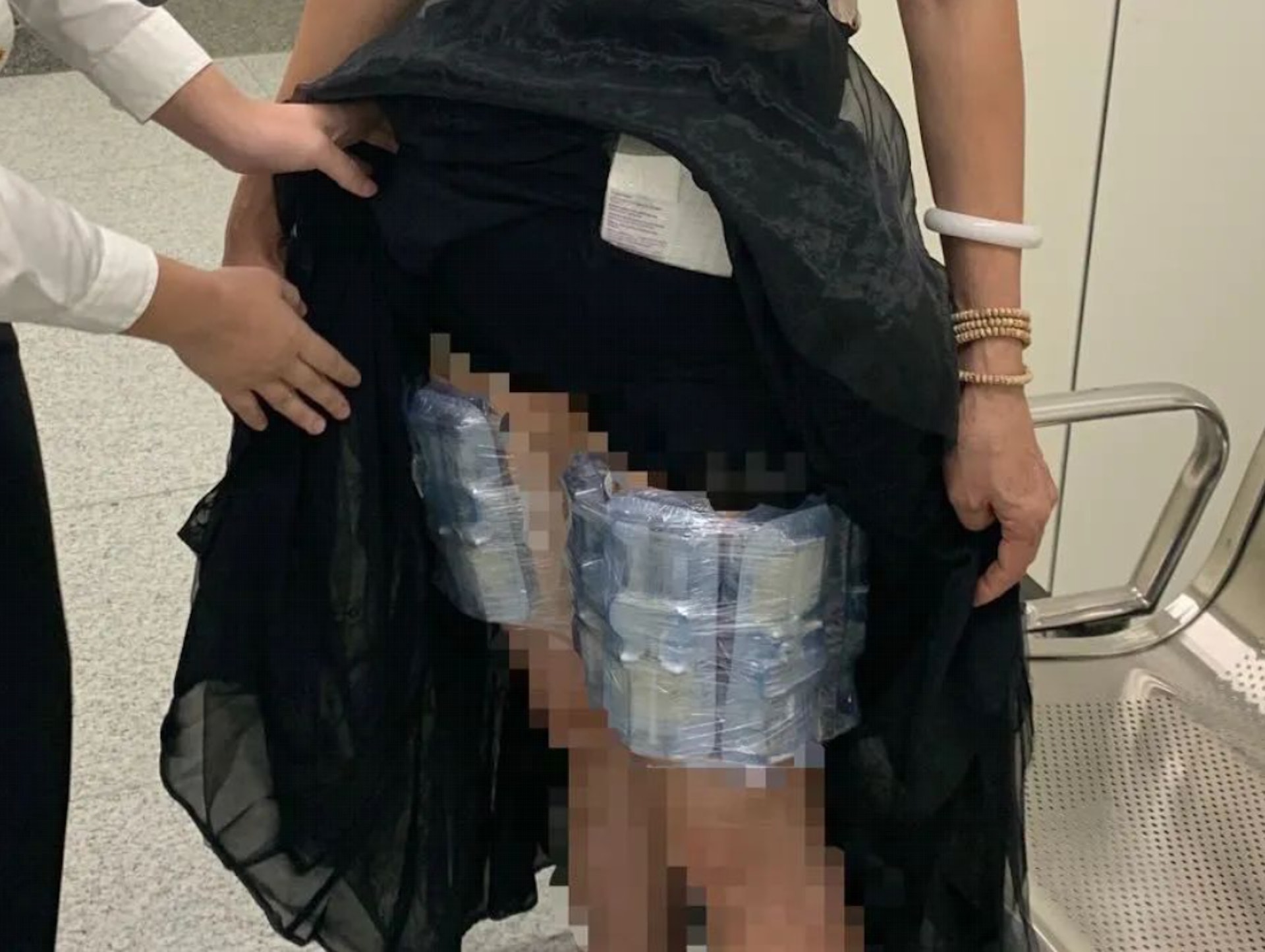 從照片上可見,該名旅客當時穿著長裙以圖遮掩綁藏在大腿上的玻尿酸美容針劑。(「海關發布」) 從照片上可見,該名旅客當時穿著長裙以圖遮掩綁藏在大腿上的玻尿酸美容針劑。(「海關發布」)