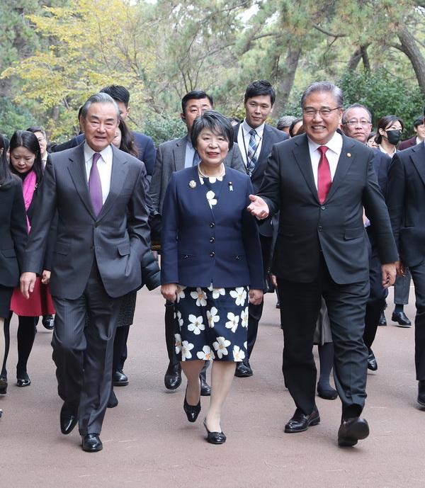 中國外交部長王毅11月26日與韓國外長朴振、日本外相上川陽子一同在在韓國釜山，在當地出席第10次中日韓外長會。（中國外交部）