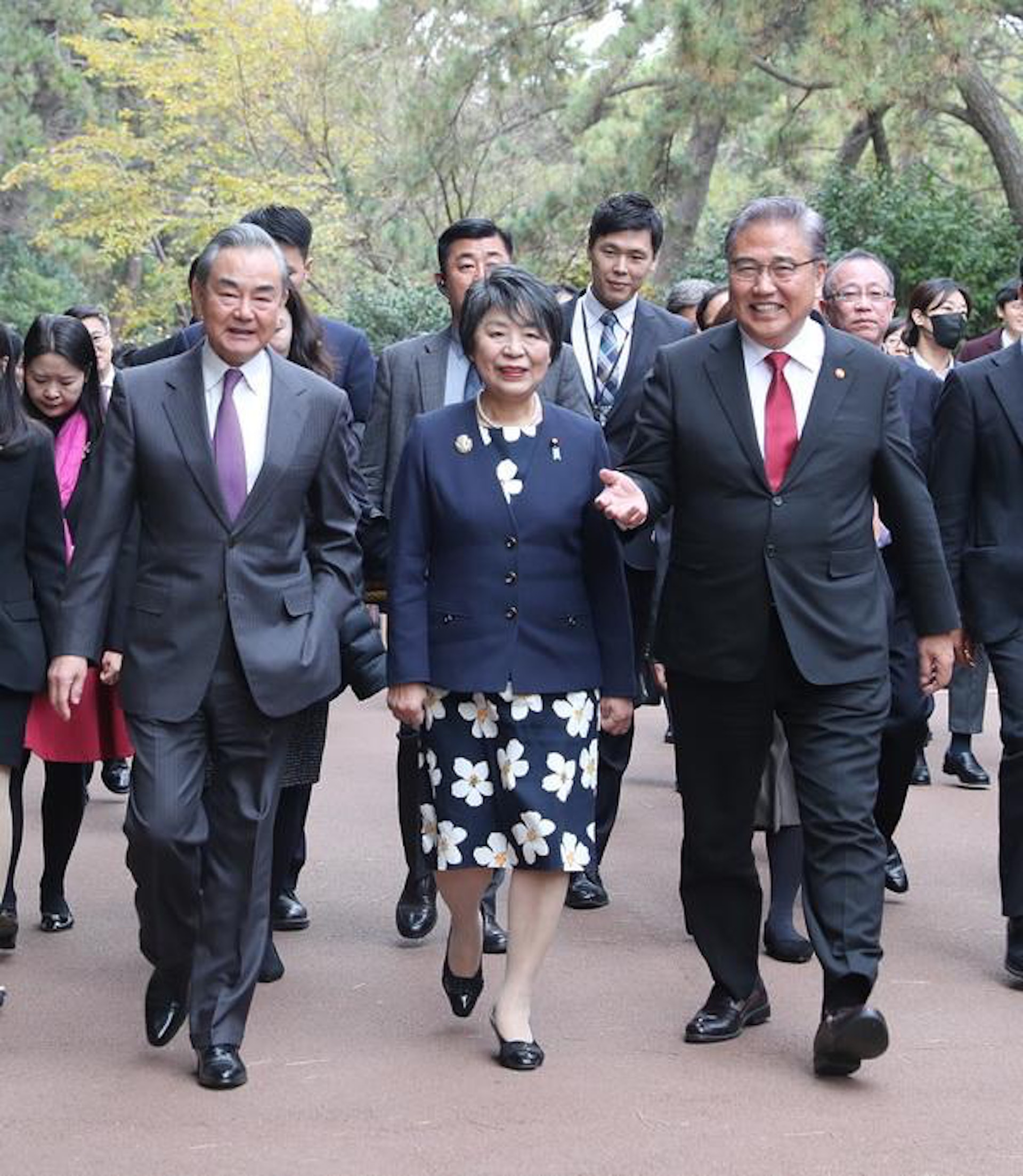中國外交部長王毅11月26日與韓國外長朴振、日本外相上川陽子一同在在韓國釜山,在當地出席第10次中日韓外長會。(中國外交部)