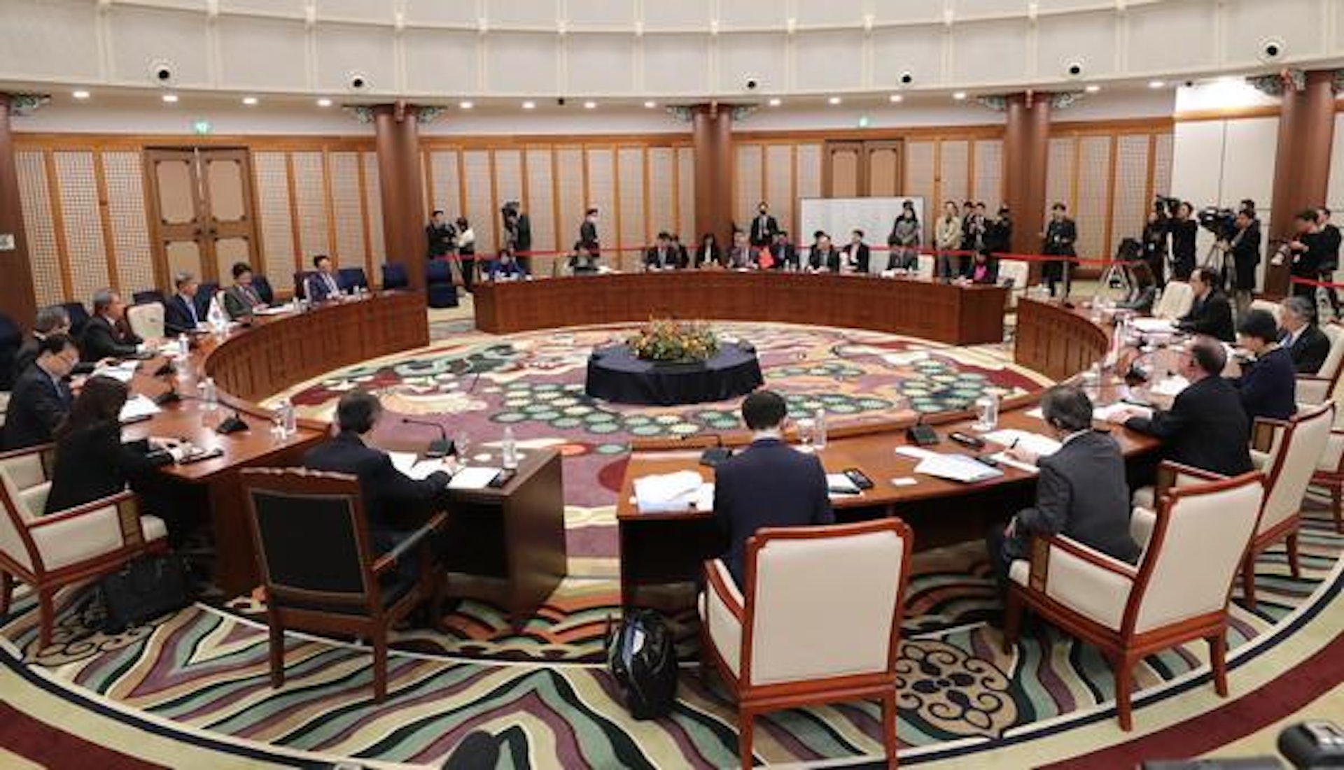 中國外交部長王毅11月26日與韓國外長朴振、日本外相上川陽子一同在在韓國釜山舉行第10次中日韓外長會。(中國外交部)