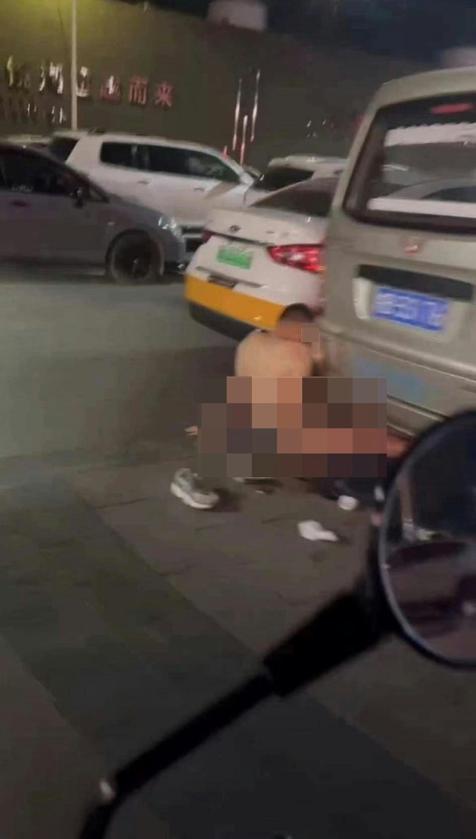 台灣1名全身赤裸的男子懷疑用下體對着輛車輛的死氣喉做「活塞運動」。（facebook群組「爆廢公社」圖片）