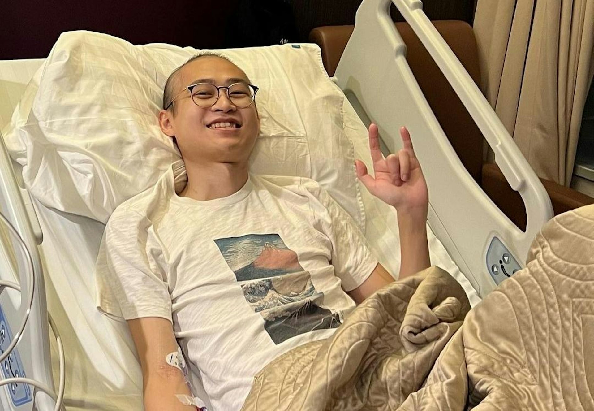楊嘉驃(Gabriel)分享去年在病床上接近沒有頭髮的照片。(楊嘉驃IG圖片) 楊嘉驃(Gabriel)分享去年在病床上接近沒有頭髮的照片。(楊嘉驃IG圖片)