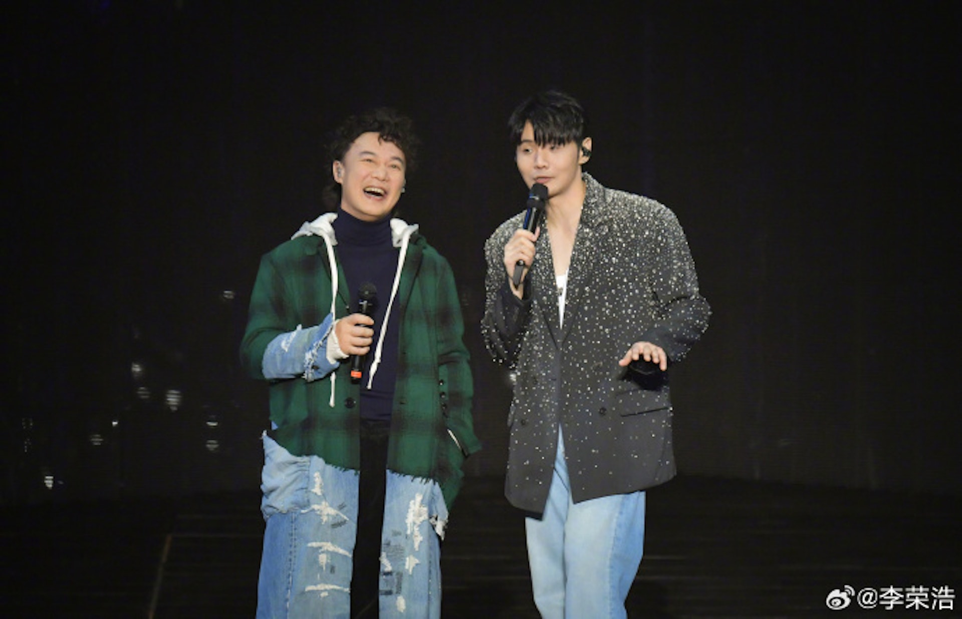 陳奕迅驚喜亮相李榮浩演唱會。(微博圖片) 陳奕迅驚喜亮相李榮浩演唱會。(微博圖片)