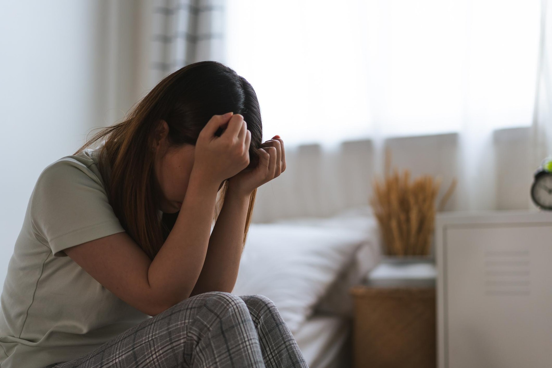 越南有人妻近日懷疑丈夫與家中女傭有染,於是在家中安裝針孔攝錄機蒐證,沒想揭開了更驚人真相。(示意圖/gettyimages) 越南有人妻近日懷疑丈夫與家中女傭有染,於是在家中安裝針孔攝錄機蒐證,沒想揭開了更驚人真相。(示意圖/gettyimages)