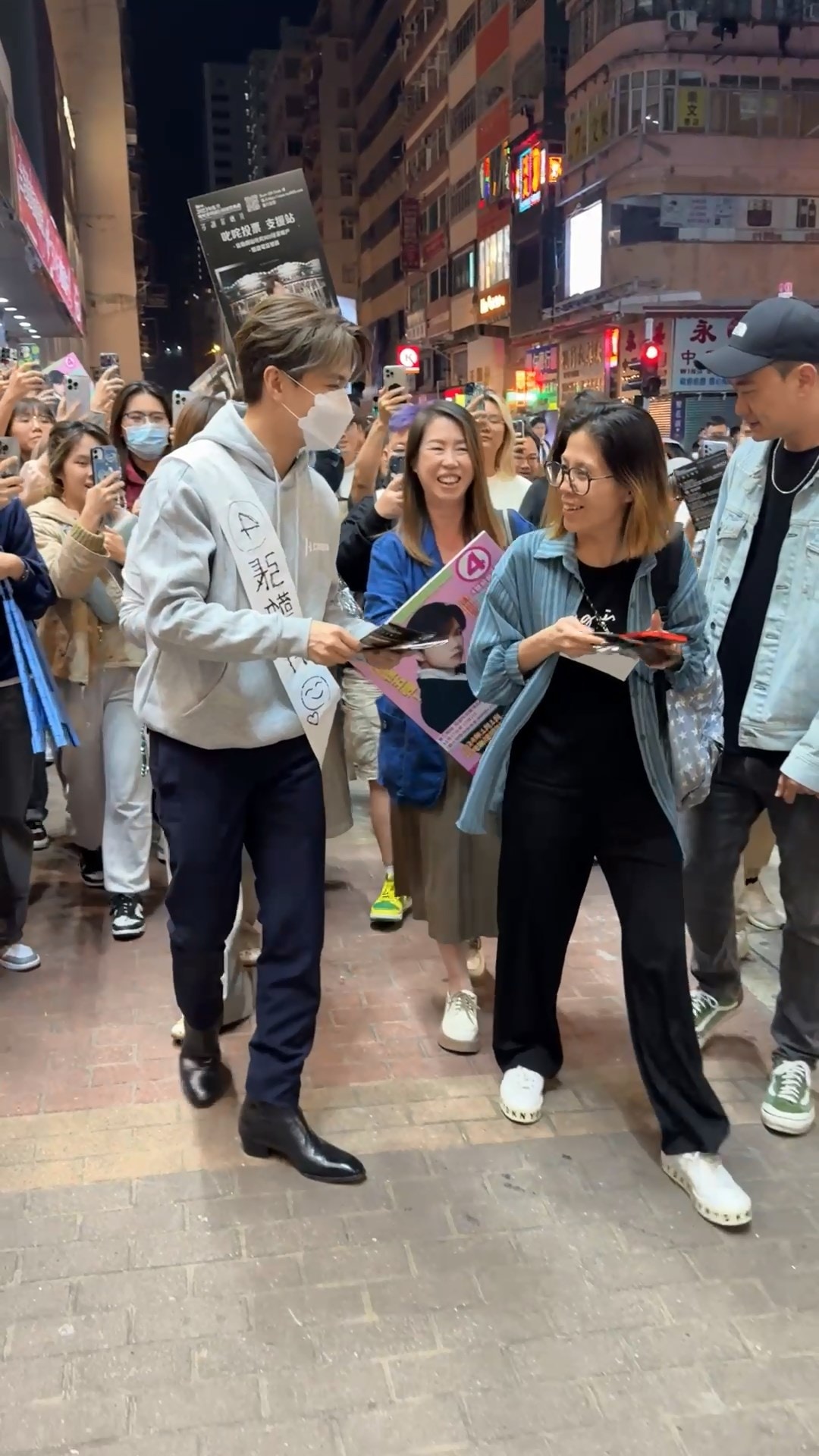 張敬軒真係衝落旺角會合粉絲﹗