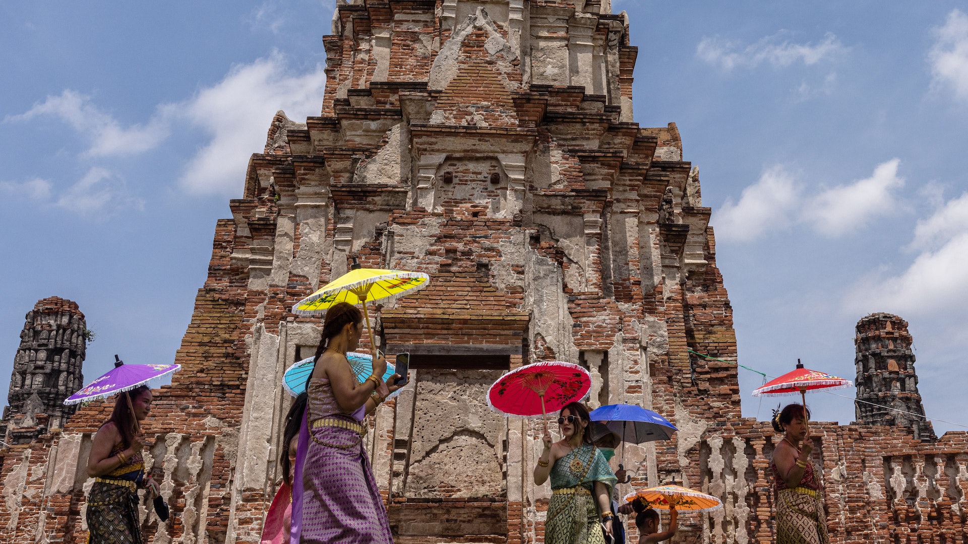 泰國:Visitors walk through a temple in Ayutthaya on August 21, 2022 in Bangkok, Thailand. (Getty) 泰國:Visitors walk through a temple in Ayutthaya on August 21, 2022 in Bangkok, Thailand. (Getty)