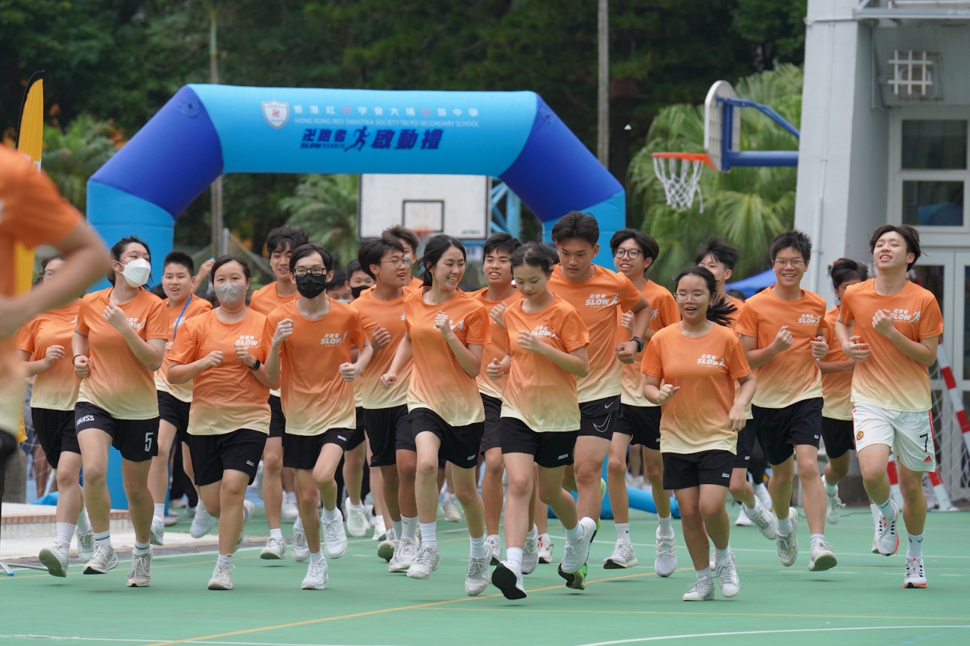 學校於本學年設立「卍跑社」,以「Run slow, Run far」為目標,告訴學生跑得慢不成問題,因為可以跑得更遠。(香港紅卍字會大埔卍慈中學提供) 學校於本學年設立「卍跑社」,以「Run slow, Run far」為目標,告訴學生跑得慢不成問題,因為可以跑得更遠。(香港紅卍字會大埔卍慈中學提供)