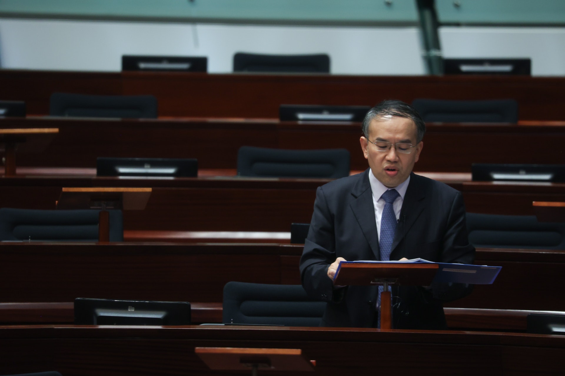財經事務及庫務局局長許正宇出席立法會大會,提及「跨境理財通」擴大投資範圍及提高投資額度的安排。(黃浩謙攝) 財經事務及庫務局局長許正宇出席立法會大會,提及「跨境理財通」擴大投資範圍及提高投資額度的安排。(黃浩謙攝)