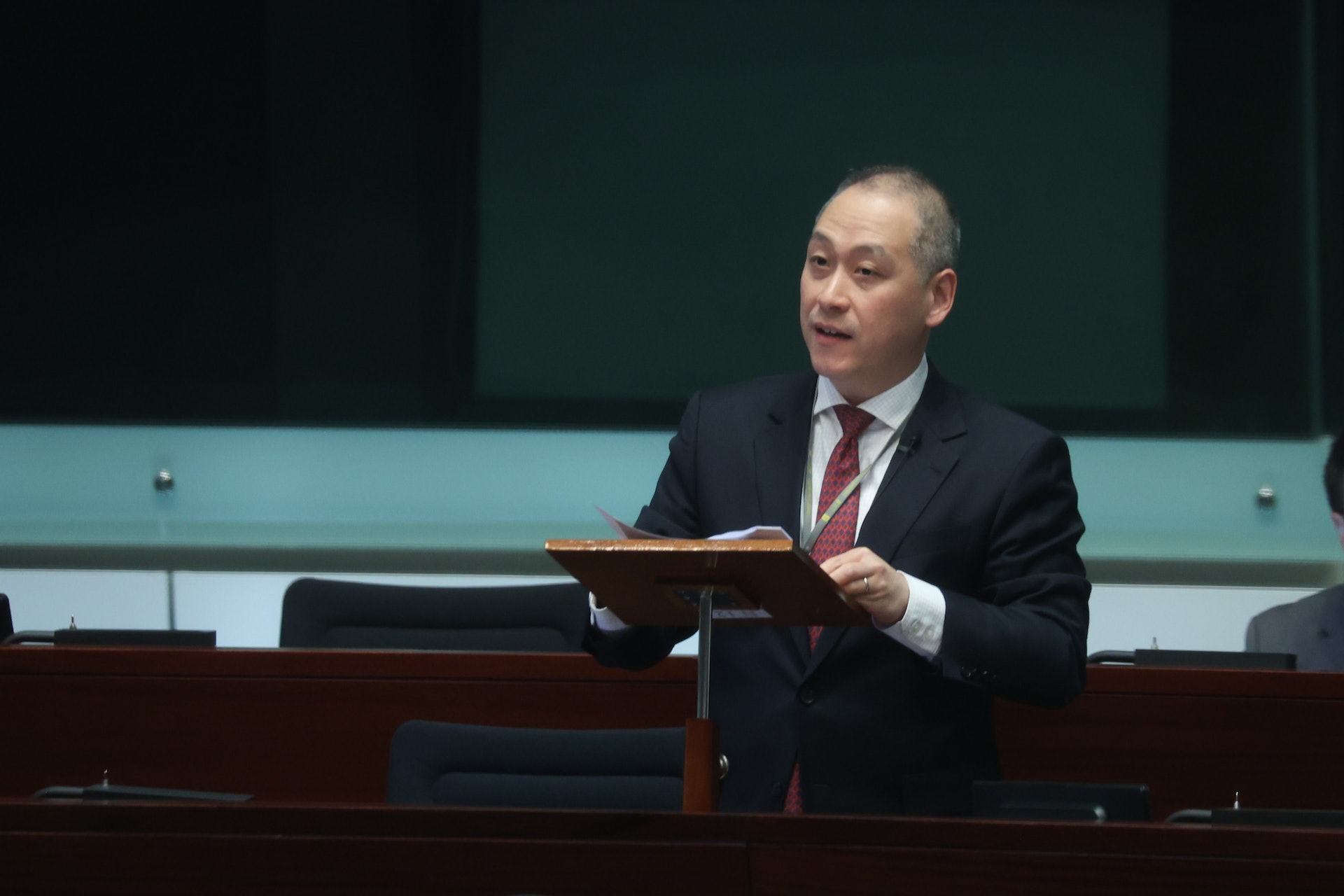 立法會大會討論「跨境理財通」擴大投資範圍及提高投資額度的安排,議員李惟宏發言。(黃浩謙攝) 立法會大會討論「跨境理財通」擴大投資範圍及提高投資額度的安排,議員李惟宏發言。(黃浩謙攝)