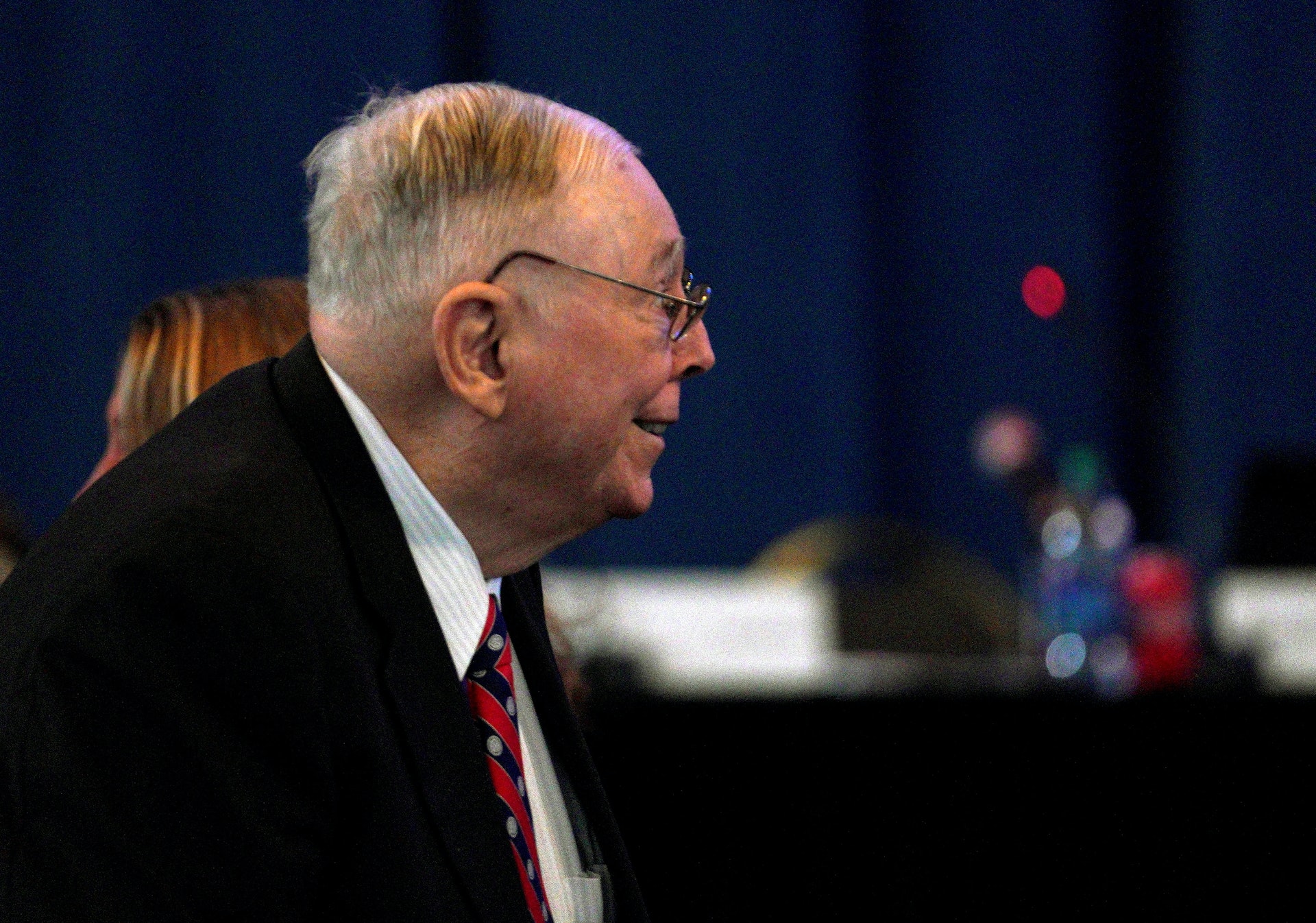 圖為2018 年5月5日,芒格(Charlie Munger)在奧馬哈出席巴郡哈撒韋公司年會。(Reuters) 圖為2018 年5月5日,芒格(Charlie Munger)在奧馬哈出席巴郡哈撒韋公司年會。(Reuters)