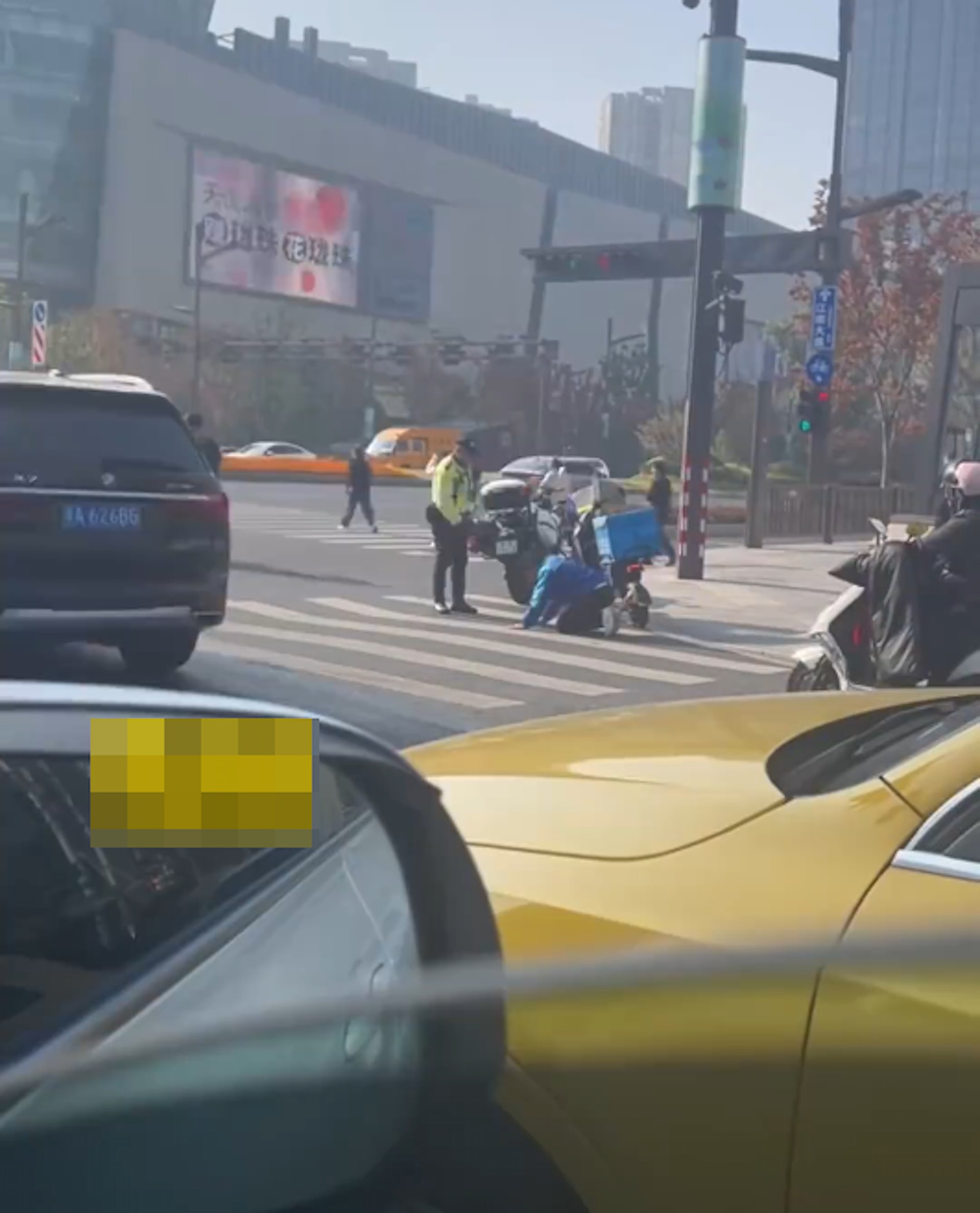 浙江杭州一名外賣員因闖紅燈被交通警攔截,期間一度下跪求情,惟遭拒後情緒崩潰,更大叫「我不活了」。(影片截圖) 浙江杭州一名外賣員因闖紅燈被交通警攔截,期間一度下跪求情,惟遭拒後情緒崩潰,更大叫「我不活了」。(影片截圖)
