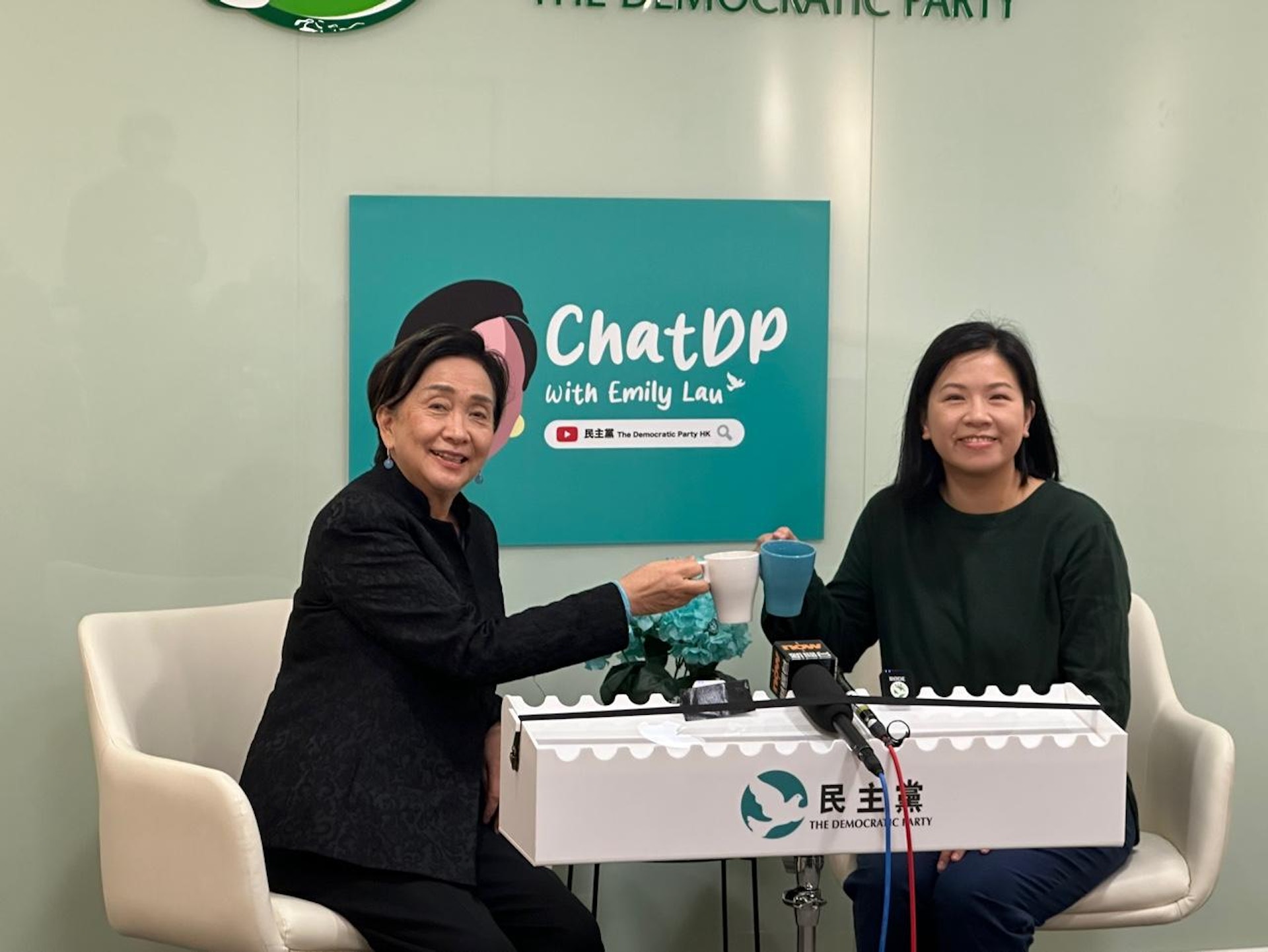 民主黨副主席伍凱欣(右)表示,不贊成出售太子總部,認為很難再找地方做辦事處。(文睿攝) 民主黨副主席伍凱欣(右)表示,不贊成出售太子總部,認為很難再找地方做辦事處。(文睿攝)