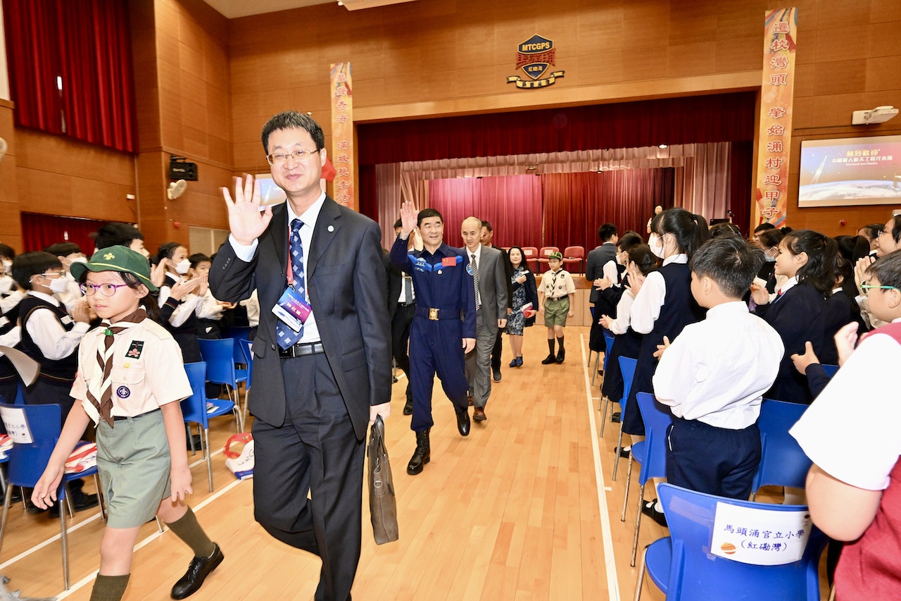 神舟十二號乘組航天員劉伯明、代表團成員王學武和鍾紅恩出席在馬頭涌官立小學(紅磡灣)舉行的「中國載人航天工程代表團與中、小學生真情對話」活動。(政府新聞處) 神舟十二號乘組航天員劉伯明、代表團成員王學武和鍾紅恩出席在馬頭涌官立小學(紅磡灣)舉行的「中國載人航天工程代表團與中、小學生真情對話」活動。(政府新聞處)