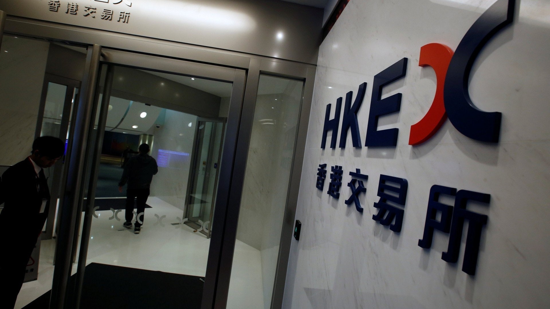 打風不停市|港交所就惡劣天氣開市作2個月諮詢 計劃明年7月生效 打風不停市|港交所就惡劣天氣開市作2個月諮詢 計劃明年7月生效