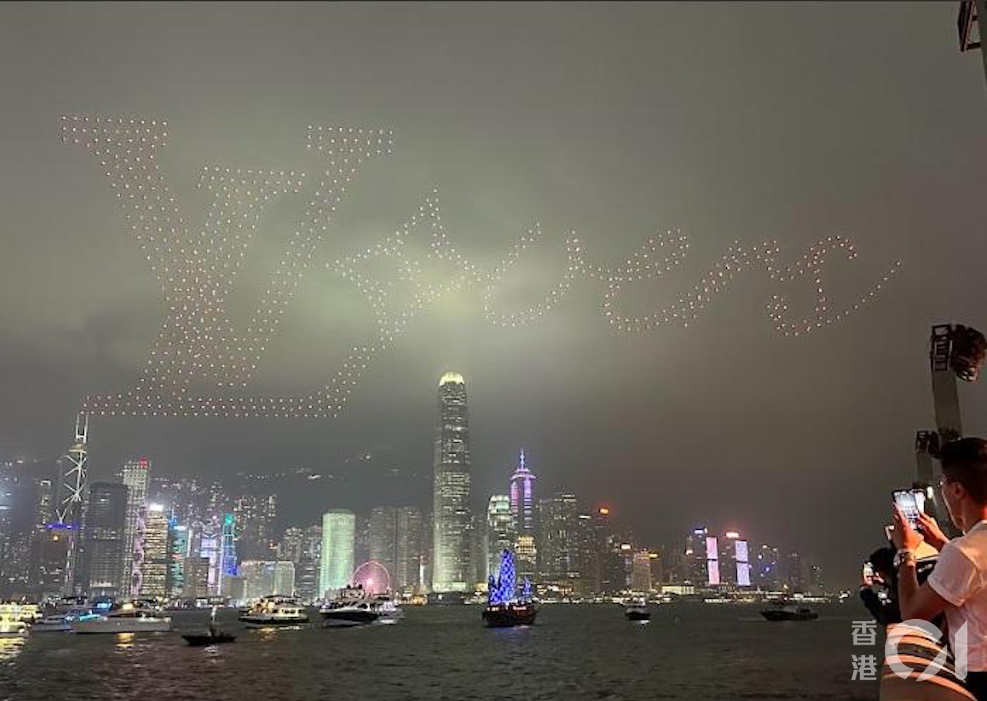 LV時裝秀,終極在維港上演無人機,砌出「L V o v e r s」字。(林卓昕攝) LV時裝秀,終極在維港上演無人機,砌出「L V o v e r s」字。(林卓昕攝)