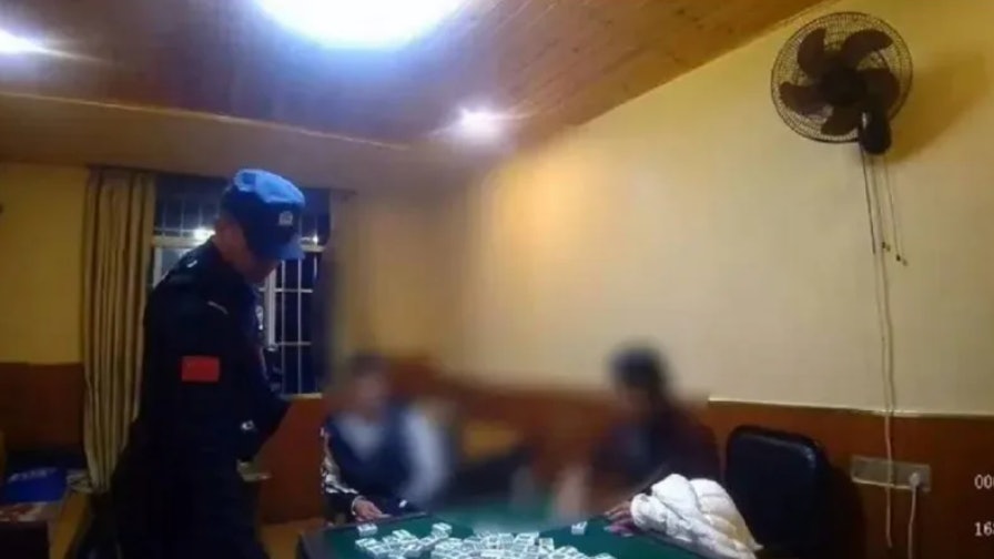 輸不起?打麻將狂輸女子怒報警 因違法聚賭牌友和自己全都被帶走 輸不起?打麻將狂輸女子怒報警 因違法聚賭牌友和自己全都被帶走