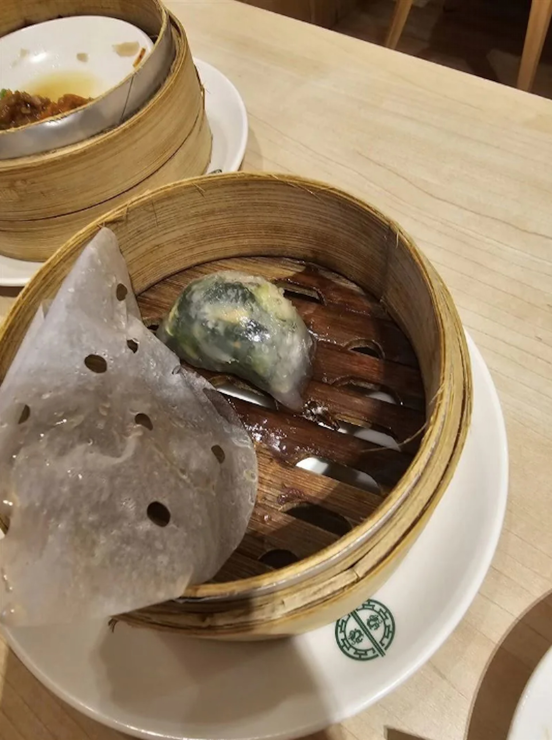 近日有網友到「添好運」台南一家分店用餐,卻發現蒸籠裏有蟑螂,多次反映後才有主管出面道歉,並補償當次消費全數免單。(網絡圖片) 近日有網友到「添好運」台南一家分店用餐,卻發現蒸籠裏有蟑螂,多次反映後才有主管出面道歉,並補償當次消費全數免單。(網絡圖片)