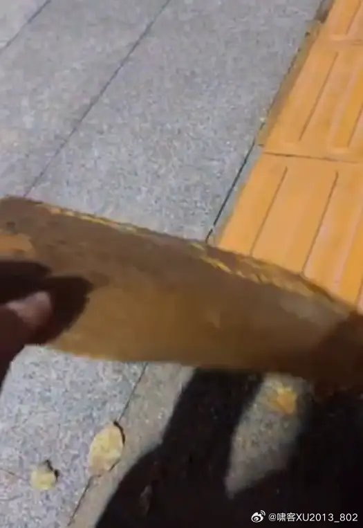 河南濮陽市有網民反映，當地的盲道（港稱觸覺引路帶）猶如貼紙般「一撕就掉」。（微博＠嘯客XU2013_802 ）