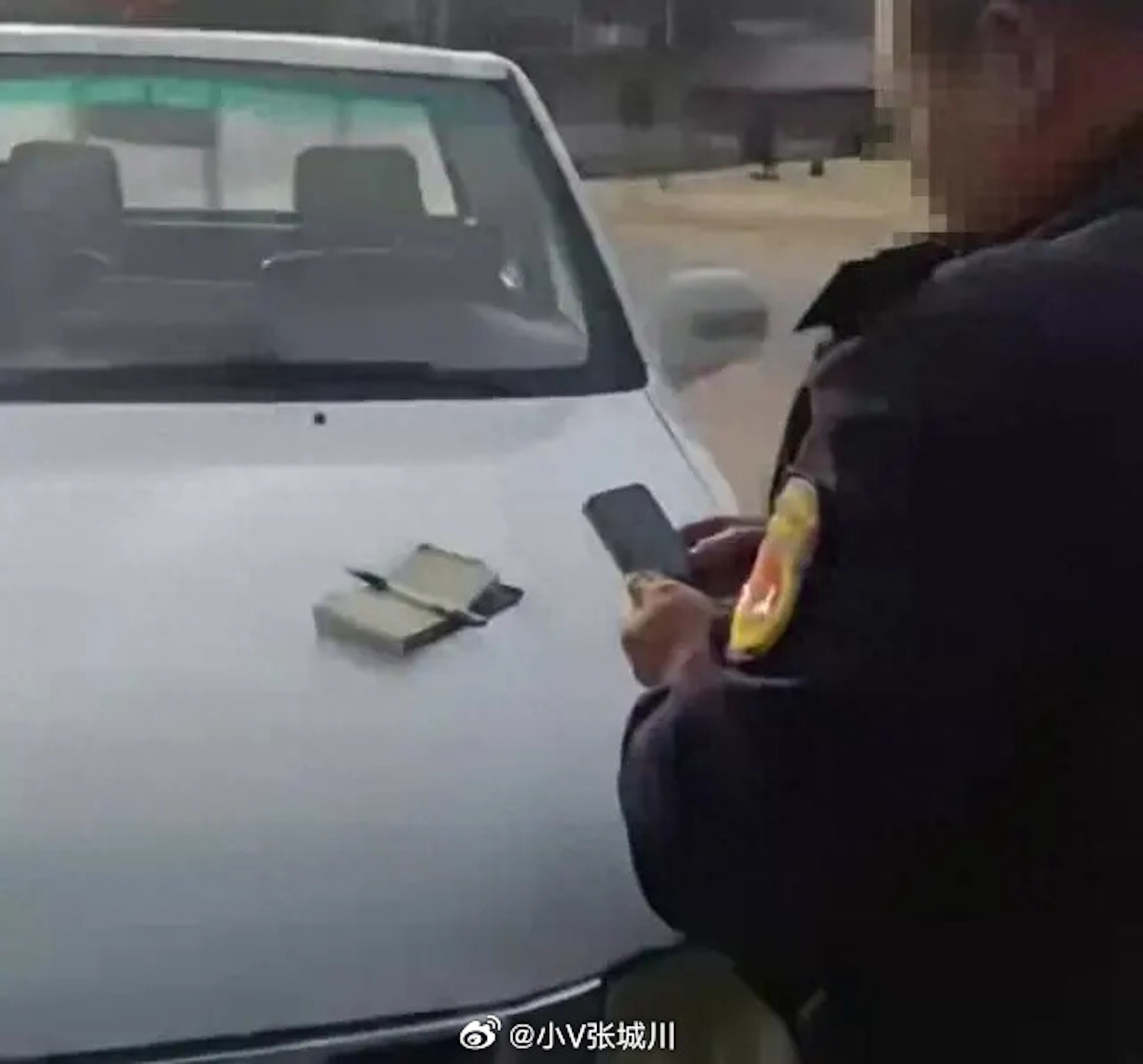 身著制服的工作人員竟拿出了個人收款碼。(影片截圖) 身著制服的工作人員竟拿出了個人收款碼。(影片截圖)