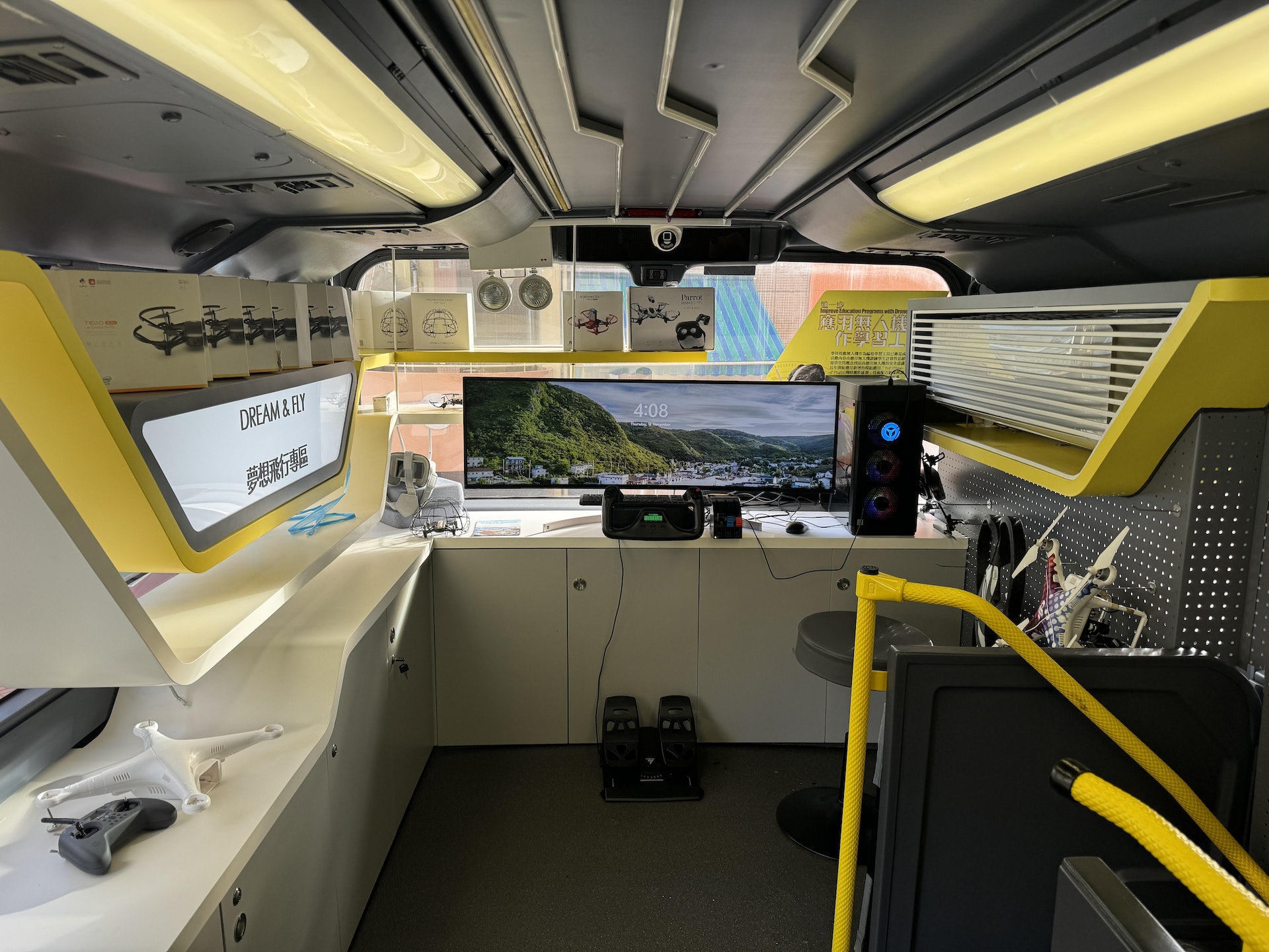 STEM Bus中設置了不少STEAM教學用具,包括無人機、VR設備、人工智能裝置等等。學生透過學校「成長寶庫計劃」,可以在STEM Bus中進行模擬駕駛和虛擬實境體驗。(樂善堂梁銶琚學校(分校)提供) STEM Bus中設置了不少STEAM教學用具,包括無人機、VR設備、人工智能裝置等等。學生透過學校「成長寶庫計劃」,可以在STEM Bus中進行模擬駕駛和虛擬實境體驗。(樂善堂梁銶琚學校(分校)提供)