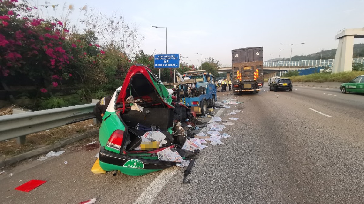 元朗公路的士路肩換胎遭貨車猛撼釀3車撞的士盡毀兩人受傷 元朗公路的士路肩換胎遭貨車猛撼釀3車撞的士盡毀兩人受傷