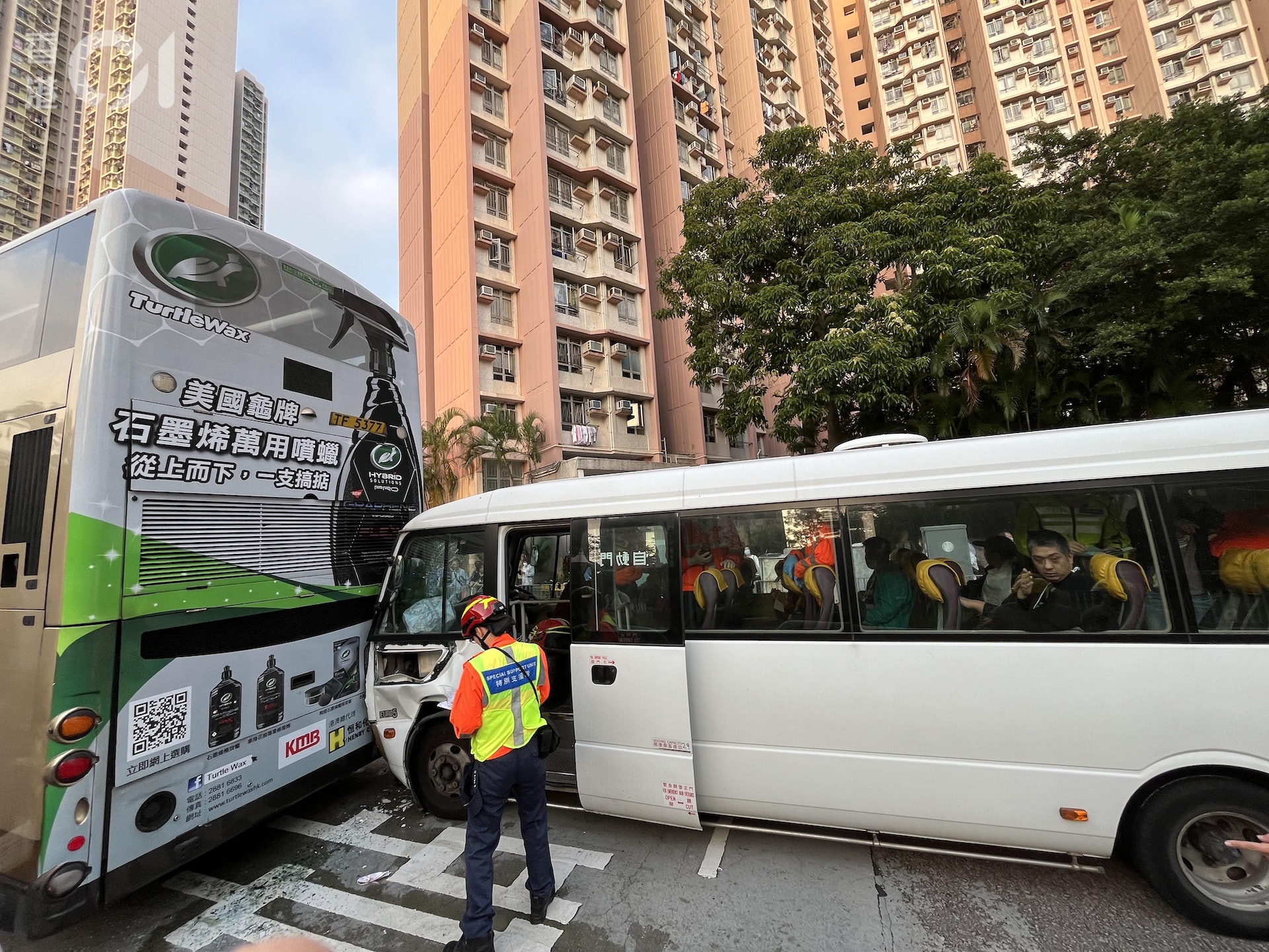 一輛復康小巴及一輛九巴駛至秀茂坪邨秀樂樓對開秀明道時相撞,14人受傷。(左朗星攝) 一輛復康小巴及一輛九巴駛至秀茂坪邨秀樂樓對開秀明道時相撞,14人受傷。(左朗星攝)