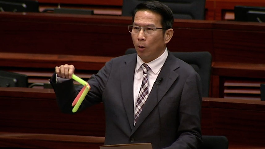 新興玩具蘿蔔刀在學校流行 議員憂有風險 政府:符合安全標準 新興玩具蘿蔔刀在學校流行 議員憂有風險 政府:符合安全標準