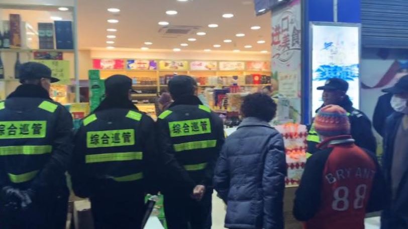 氣勢凌人?上海巡管門外一字排開「瞪眼」執法 店員呻影響做生意 氣勢凌人?上海巡管門外一字排開「瞪眼」執法 店員呻影響做生意