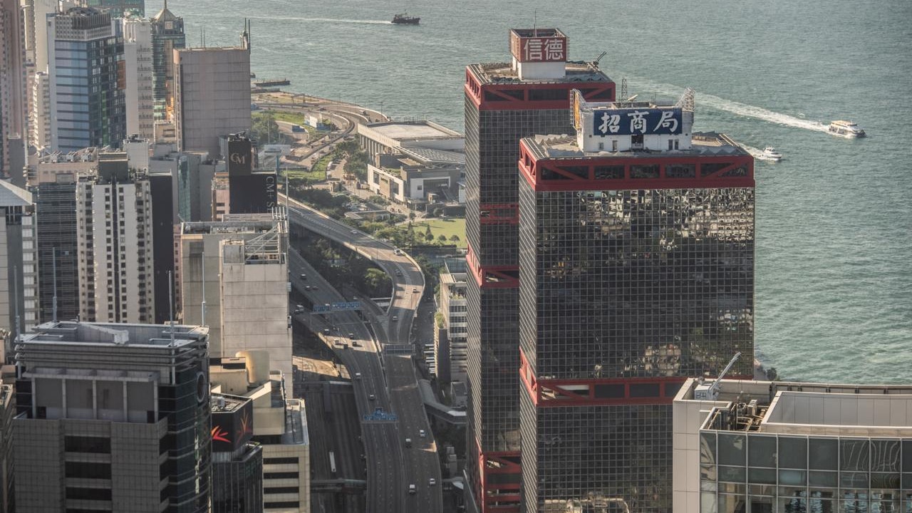 彭博調查料今年香港經濟增長3.3% 明年放慢至2.7% 彭博調查料今年香港經濟增長3.3% 明年放慢至2.7%