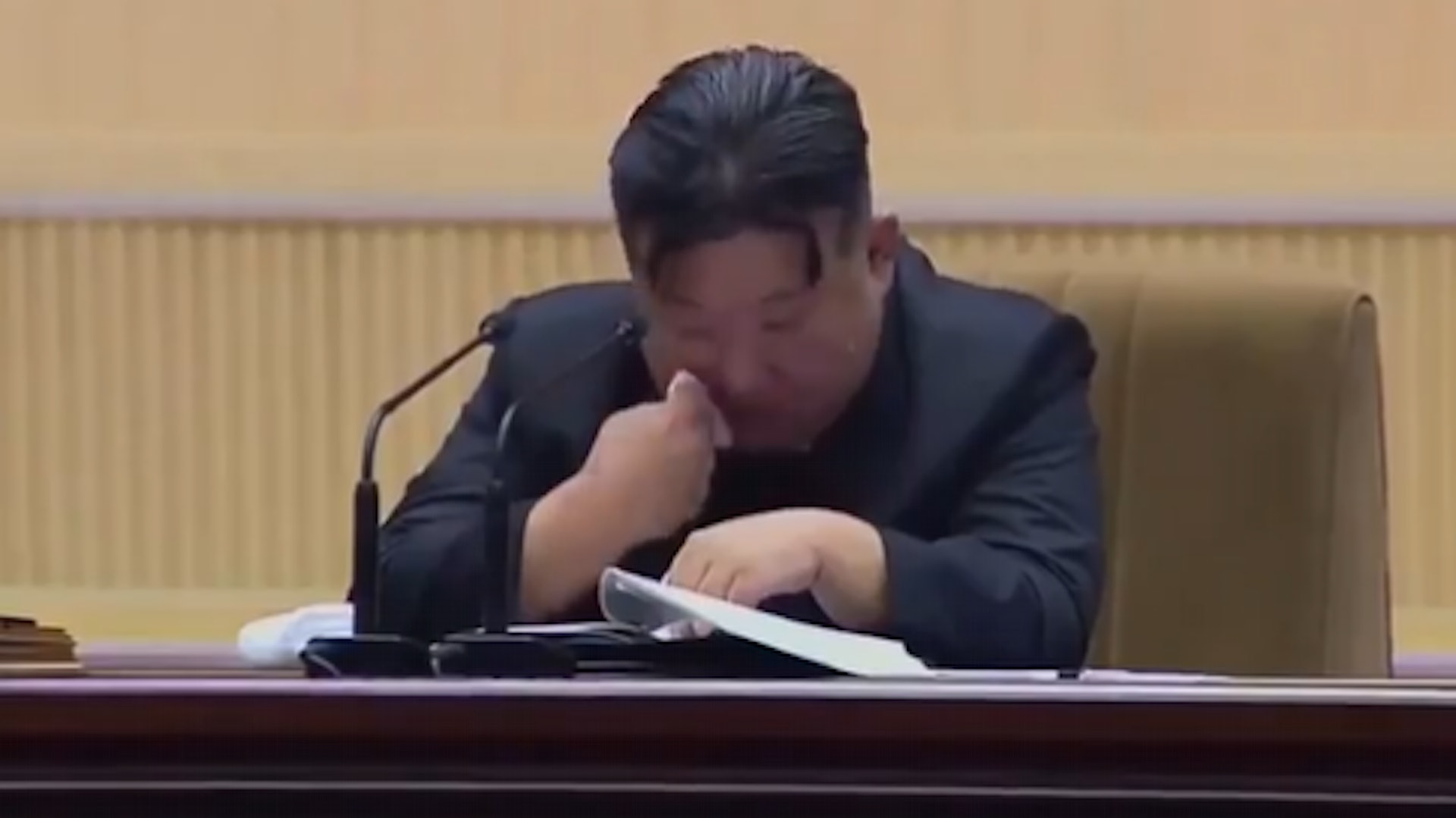 金正恩:朝鮮領袖金正恩2023年12月3日出席在平壤舉行的第五次全國母親大會並致開幕詞,期間他一度落淚,懇求國民多生孩子。(朝鮮中央電視台影片截圖) 金正恩:朝鮮領袖金正恩2023年12月3日出席在平壤舉行的第五次全國母親大會並致開幕詞,期間他一度落淚,懇求國民多生孩子。(朝鮮中央電視台影片截圖)