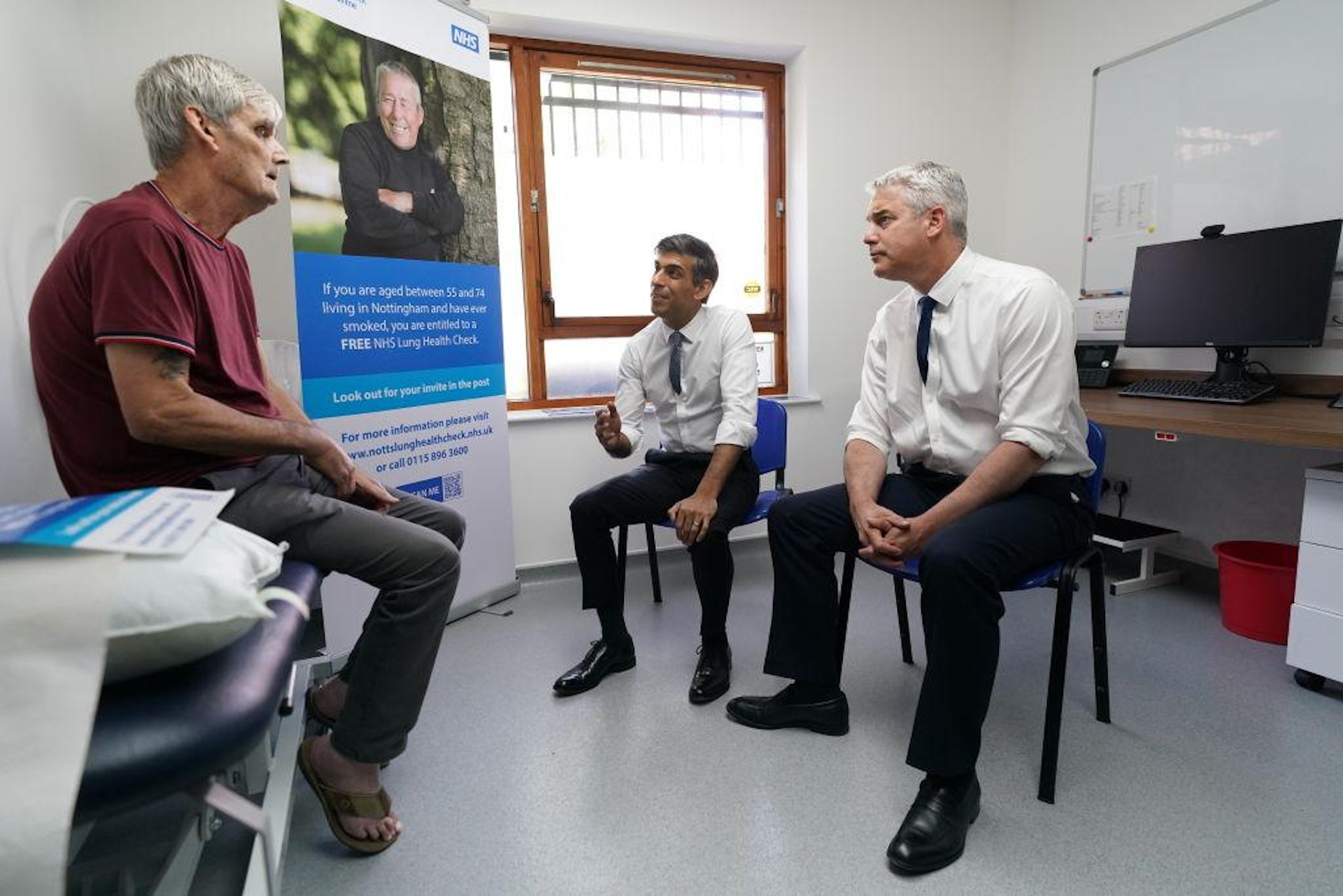 圖為今年6月,英國首相辛偉誠前往諾丁漢參觀當地的醫療機構。(Getty) 圖為今年6月,英國首相辛偉誠前往諾丁漢參觀當地的醫療機構。(Getty)