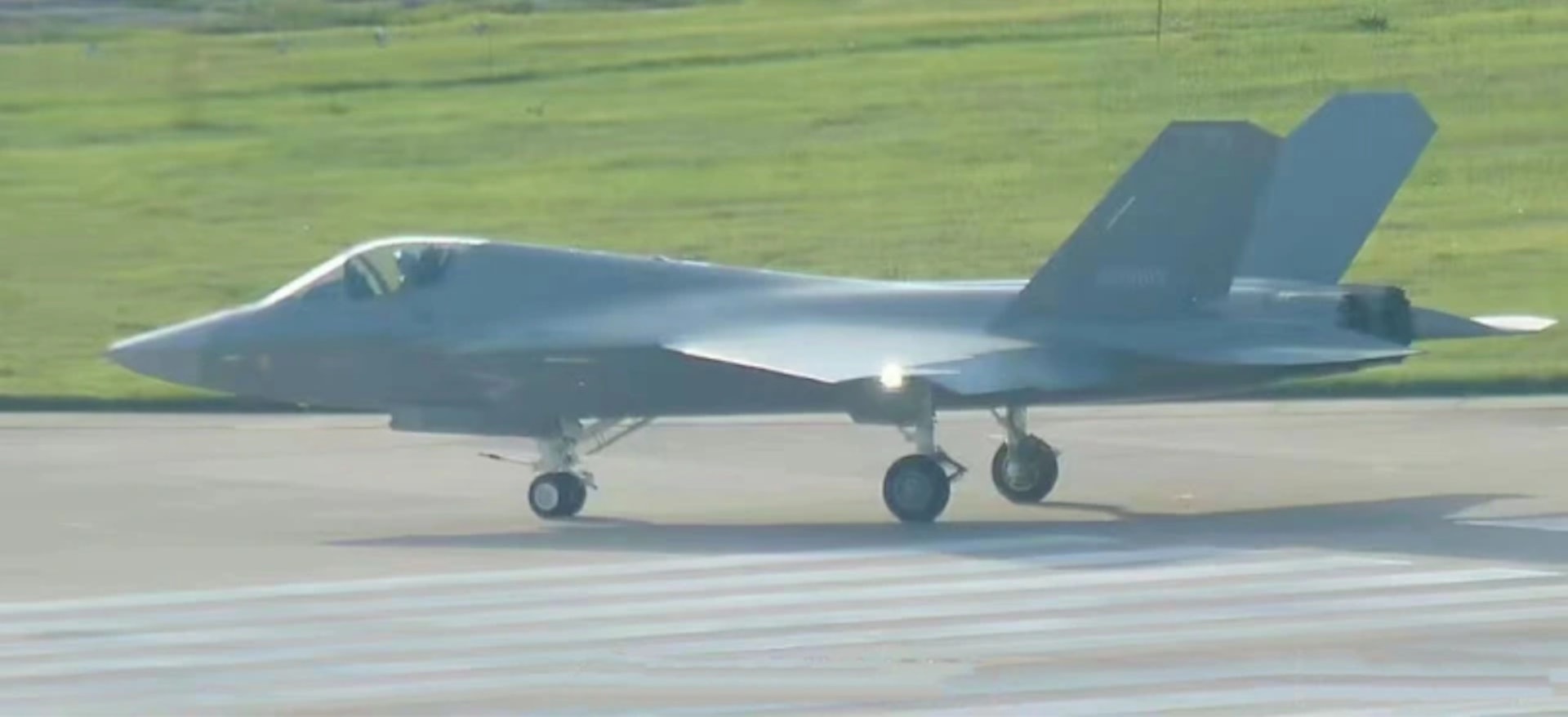 隱形艦載機殲-35很可能是首架在福建艦上測試電磁彈射的艦載戰機。(騰訊網)