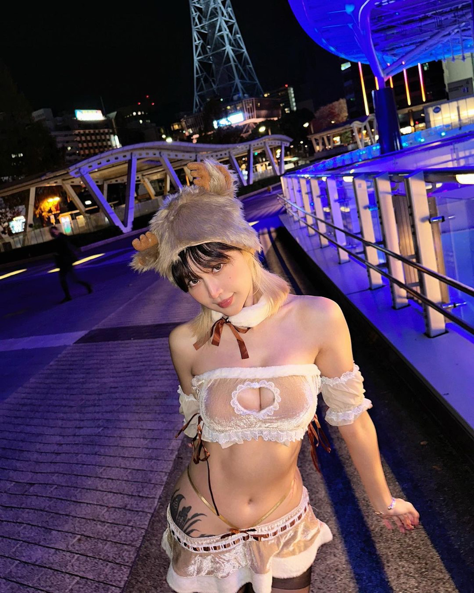 乐宜着圣诞鹿装影相。 (受访者提供) 乐宜着圣诞鹿装影相。 (受访者提供)