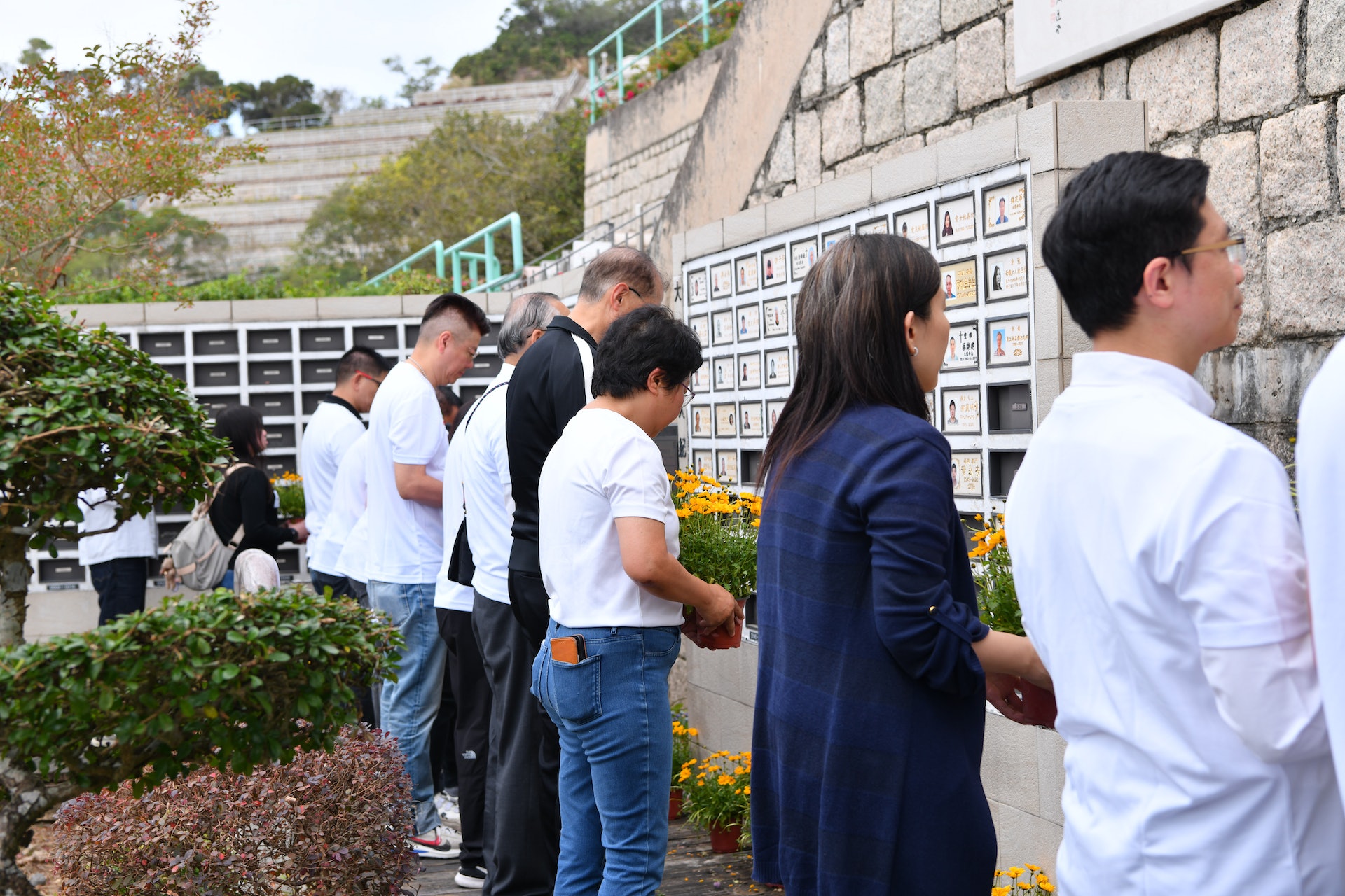 出席人士向大愛恩人獻花鞠躬致敬。(受訪者提供) 出席人士向大愛恩人獻花鞠躬致敬。(受訪者提供)