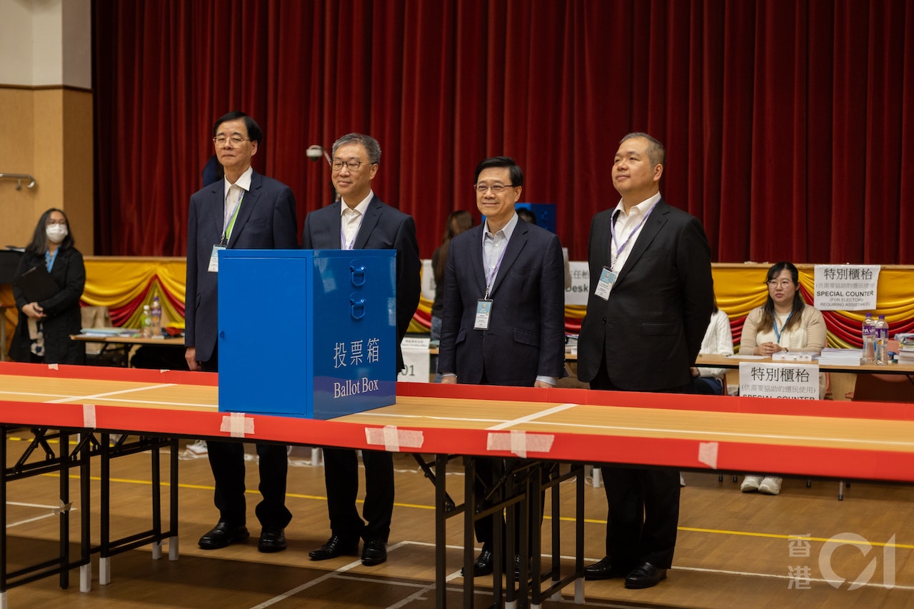 區議會選舉12月10日午夜結束,設於皇仁書院的投票站在12月11日凌晨1時許開始點票,特首李家超(右二)及選管會委員石丹理(左一)、主席陸啟康法官(左二)和文本立(右一)到場進行倒出票箱儀式。(梁鵬威攝) 區議會選舉12月10日午夜結束,設於皇仁書院的投票站在12月11日凌晨1時許開始點票,特首李家超(右二)及選管會委員石丹理(左一)、主席陸啟康法官(左二)和文本立(右一)到場進行倒出票箱儀式。(梁鵬威攝)