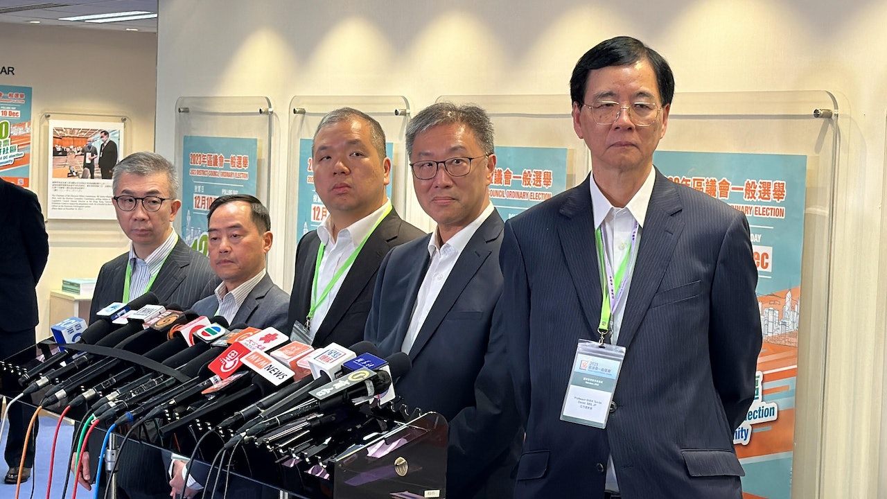 選管會主席陸啟康(右二)今日(11日)表示,電子選民登記冊系統設三層認證,他稱本來富有信心,「唔能夠理解」為何出現事故。(黃學潤攝) 選管會主席陸啟康(右二)今日(11日)表示,電子選民登記冊系統設三層認證,他稱本來富有信心,「唔能夠理解」為何出現事故。(黃學潤攝)