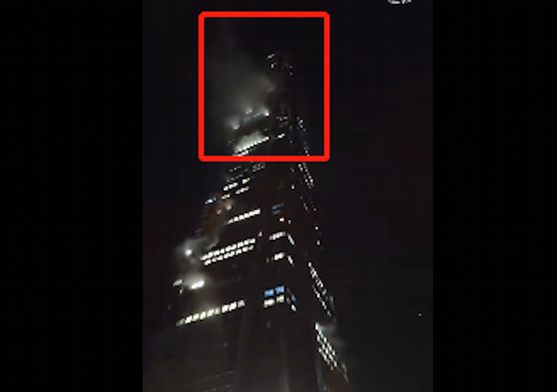 網傳影片顯示,深圳平安金融中心每層樓都在冒煙。(影片截圖) 網傳影片顯示,深圳平安金融中心每層樓都在冒煙。(影片截圖)
