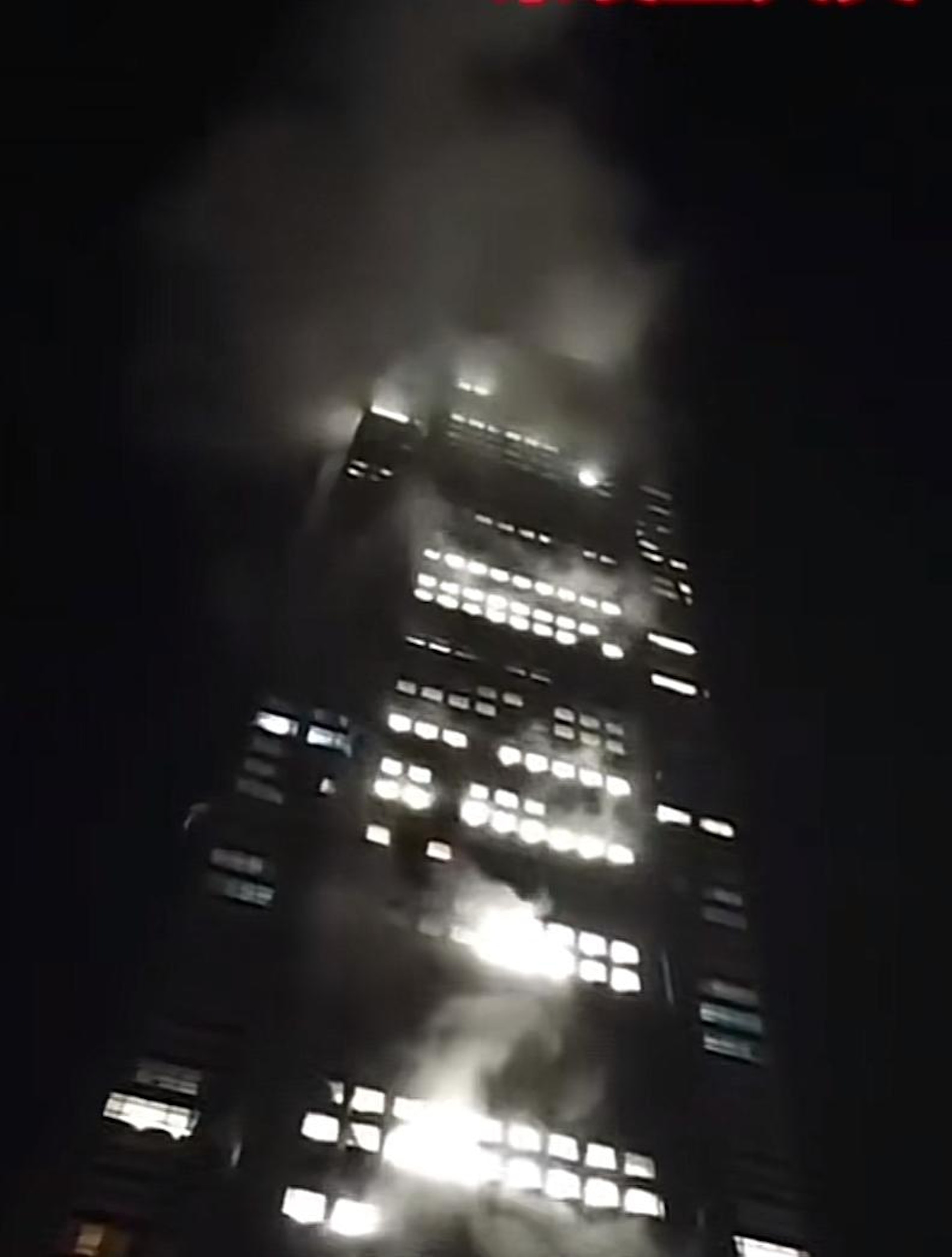 網傳影片顯示,深圳平安金融中心每層樓都在冒煙。(影片截圖) 網傳影片顯示,深圳平安金融中心每層樓都在冒煙。(影片截圖)