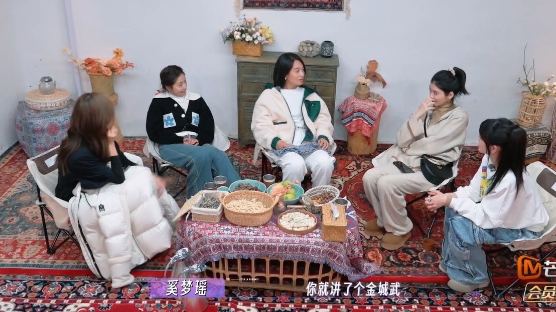 大家一起閒聊 。（影片截圖）