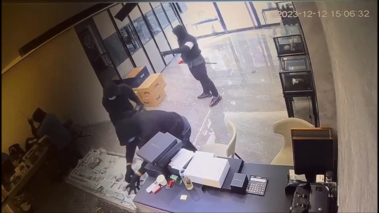 賊人分頭行事,指嚇店員及掠走名錶。(網上影片截圖) 賊人分頭行事,指嚇店員及掠走名錶。(網上影片截圖)