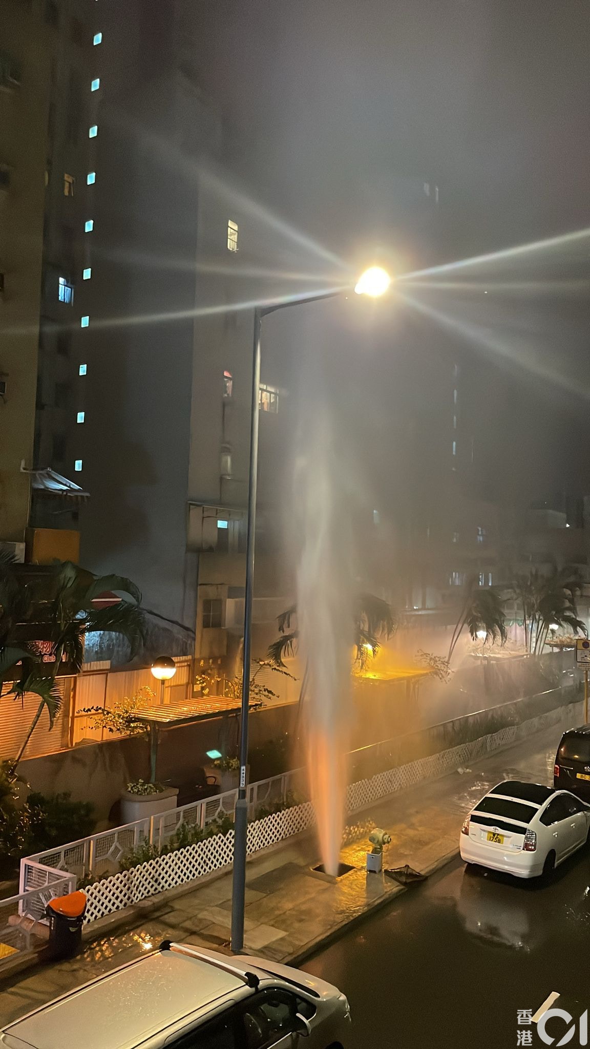 地下鹹水管爆裂衝破渠蓋，直沖至少20米高半空。（陳永武攝）
