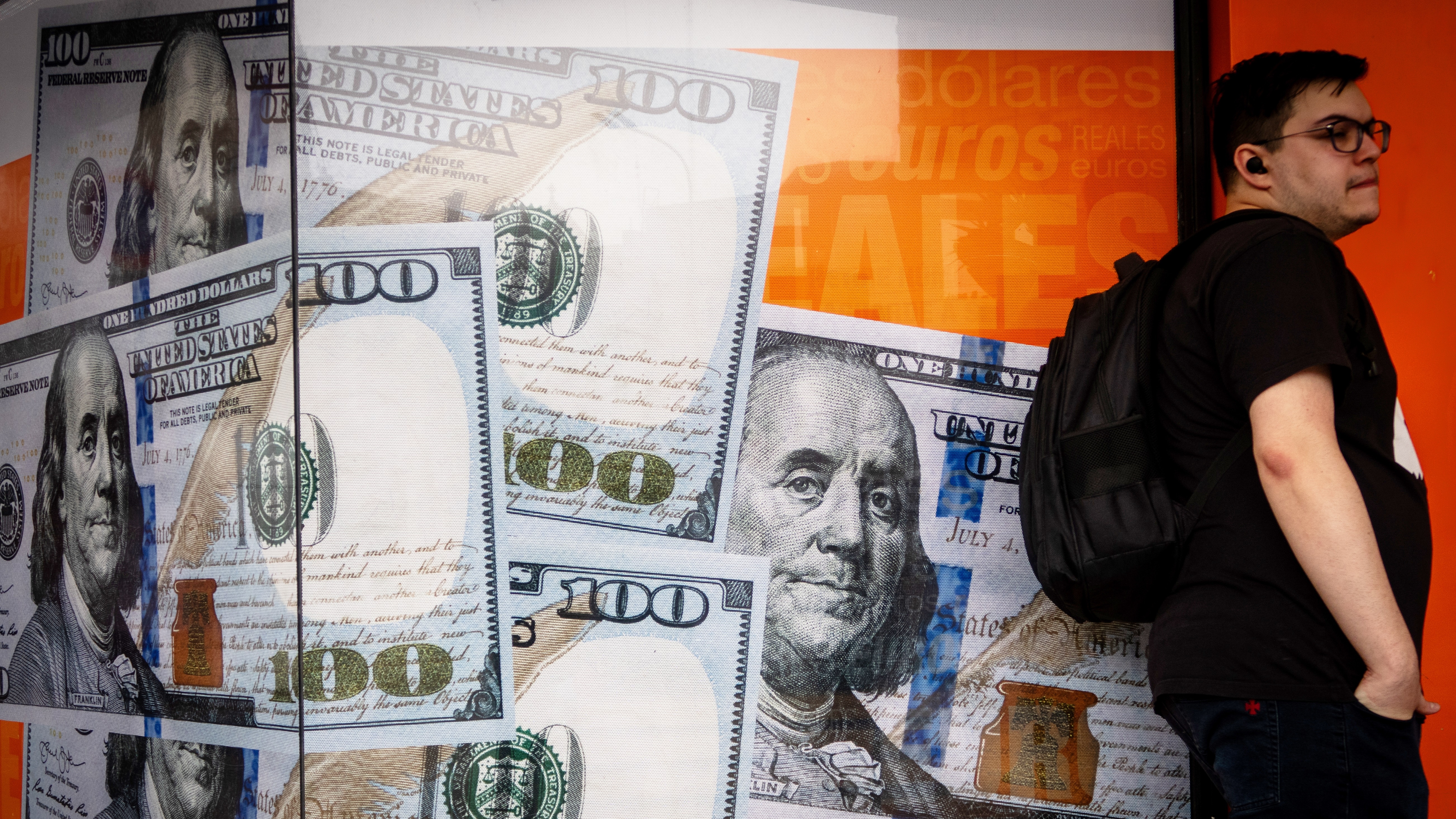 阿根廷新政府啟動「休克療法」 比索官方匯率主動貶值54%