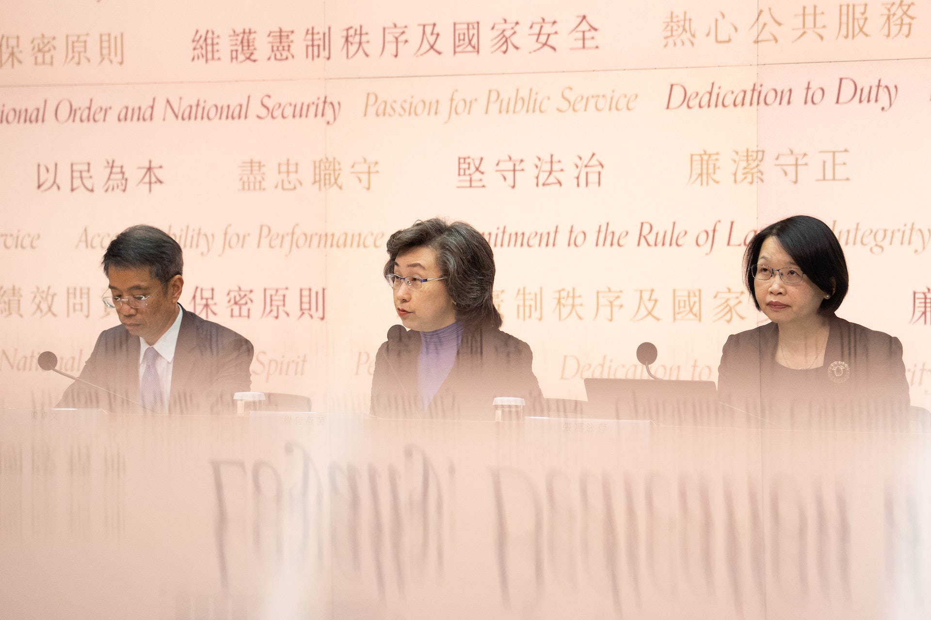 公務員事務局局長楊何蓓茵發布更新版《公務員守則》。(林靄怡攝) 公務員事務局局長楊何蓓茵發布更新版《公務員守則》。(林靄怡攝)