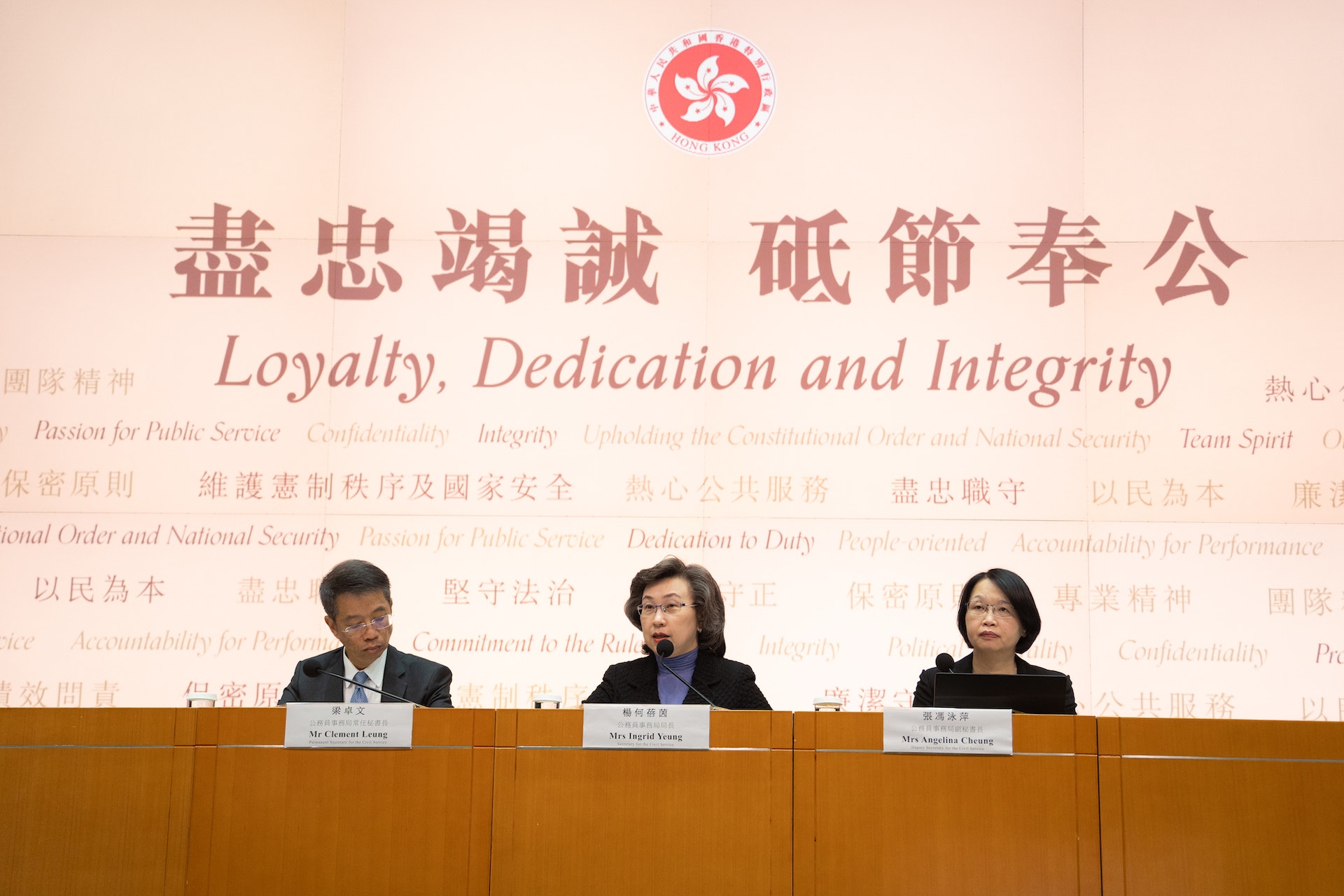 公務員事務局局長楊何蓓茵發布更新版《公務員守則》。(林靄怡攝) 公務員事務局局長楊何蓓茵發布更新版《公務員守則》。(林靄怡攝)
