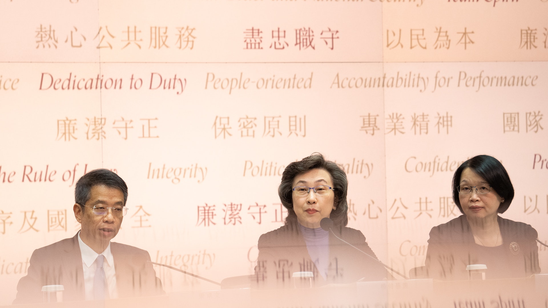 公務員守則|保留「政治中立」 楊何蓓茵:公務員必須完全效忠 公務員守則|保留「政治中立」 楊何蓓茵:公務員必須完全效忠