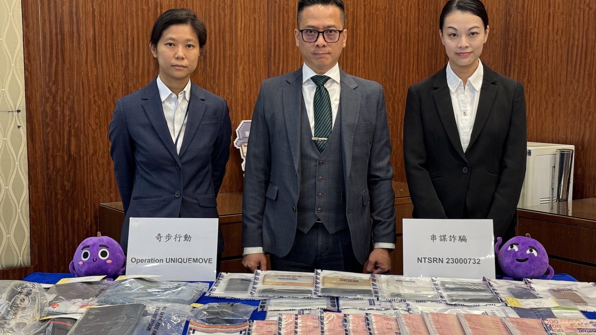警破58宗網購騙案涉160萬 拘彈票黨26人 送貨員協助交收同被捕 警破58宗網購騙案涉160萬 拘彈票黨26人 送貨員協助交收同被捕