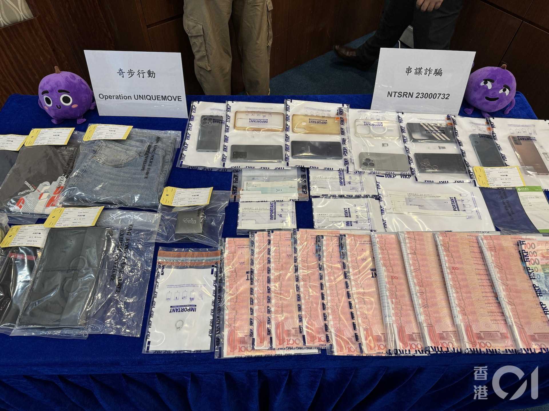 警方在行動中檢獲一批證物,包括電話、支票及支票簿。(蔡正邦攝) 警方在行動中檢獲一批證物,包括電話、支票及支票簿。(蔡正邦攝)