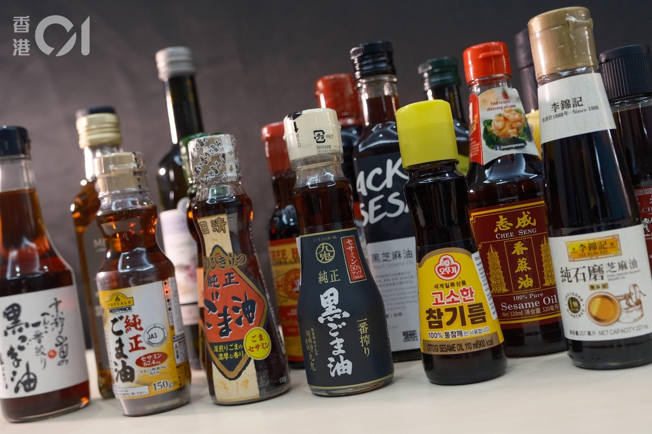 消委會於從超市及百貨公司的食品部搜羅了35款較常見的芝麻食品樣本。 消委會於從超市及百貨公司的食品部搜羅了35款較常見的芝麻食品樣本。